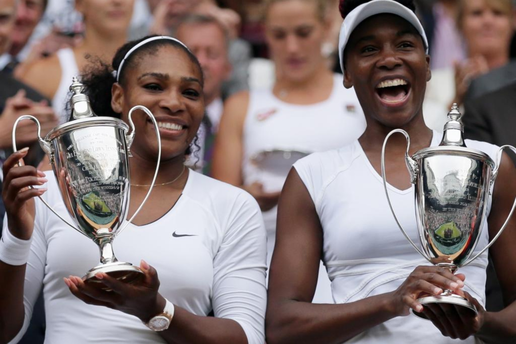 Venus y Serena Williams, con el trofeo de dobles de Wimbledon 2016