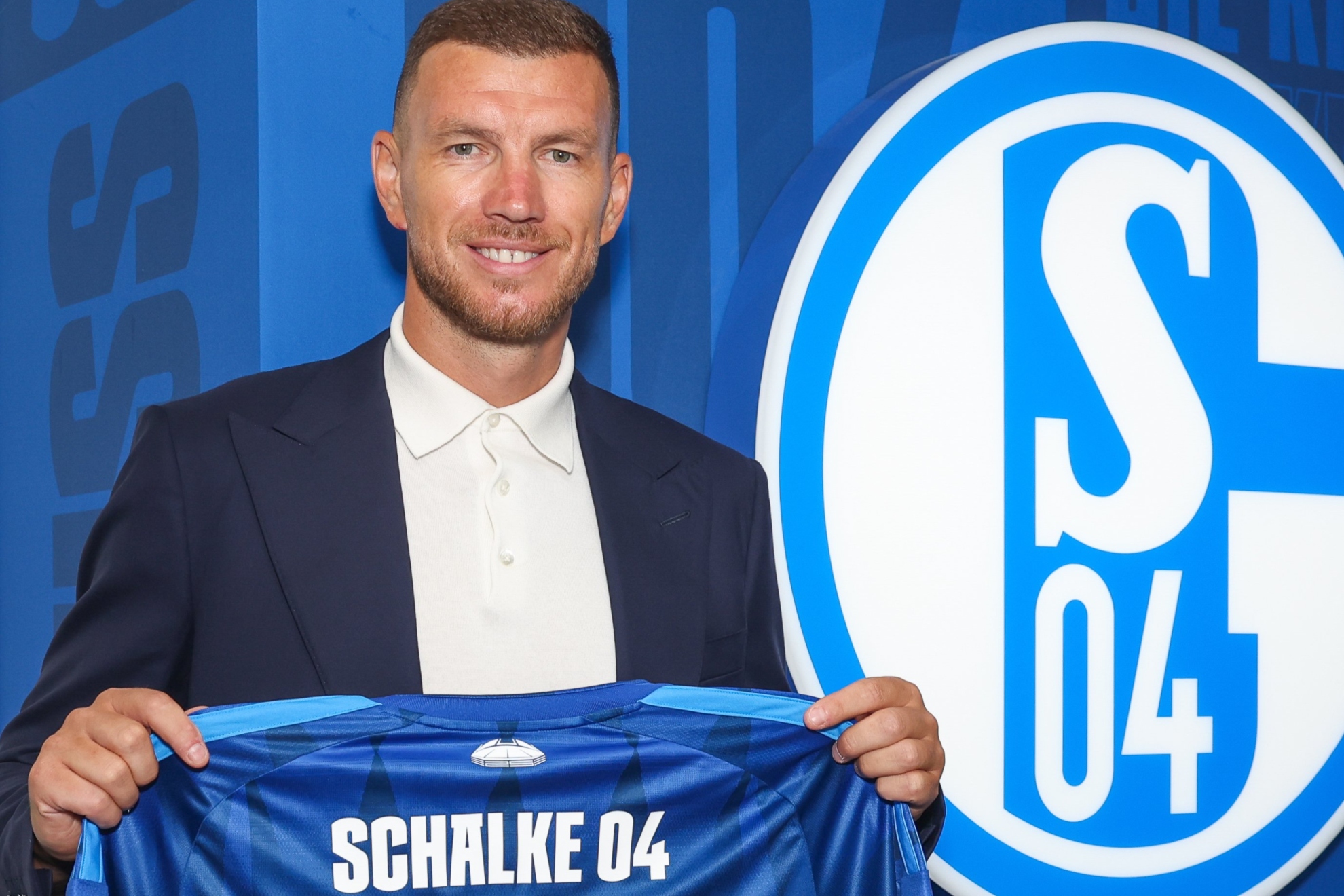 Edin Dzeko posa con la camiseta del Schalke. X