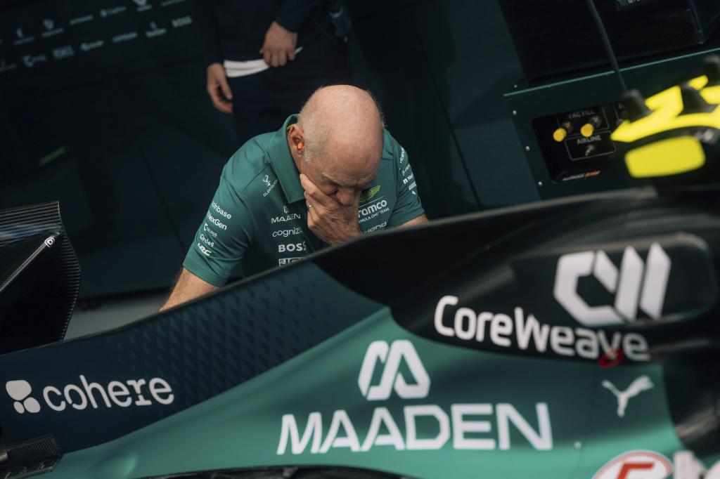 Adrian Newey, en el pasado GP de Hungría, con el AMR26 B