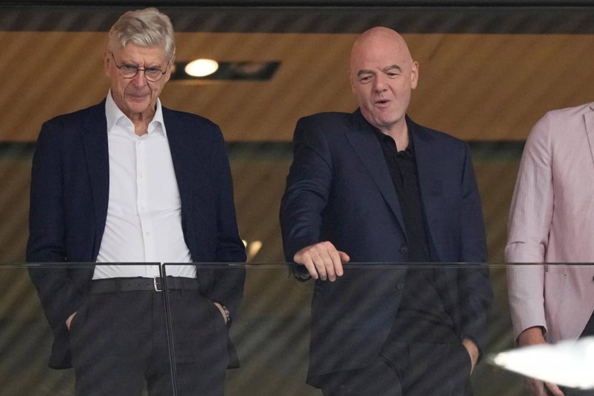 Wenger, junto a Infantino en un palco durante el Mundial