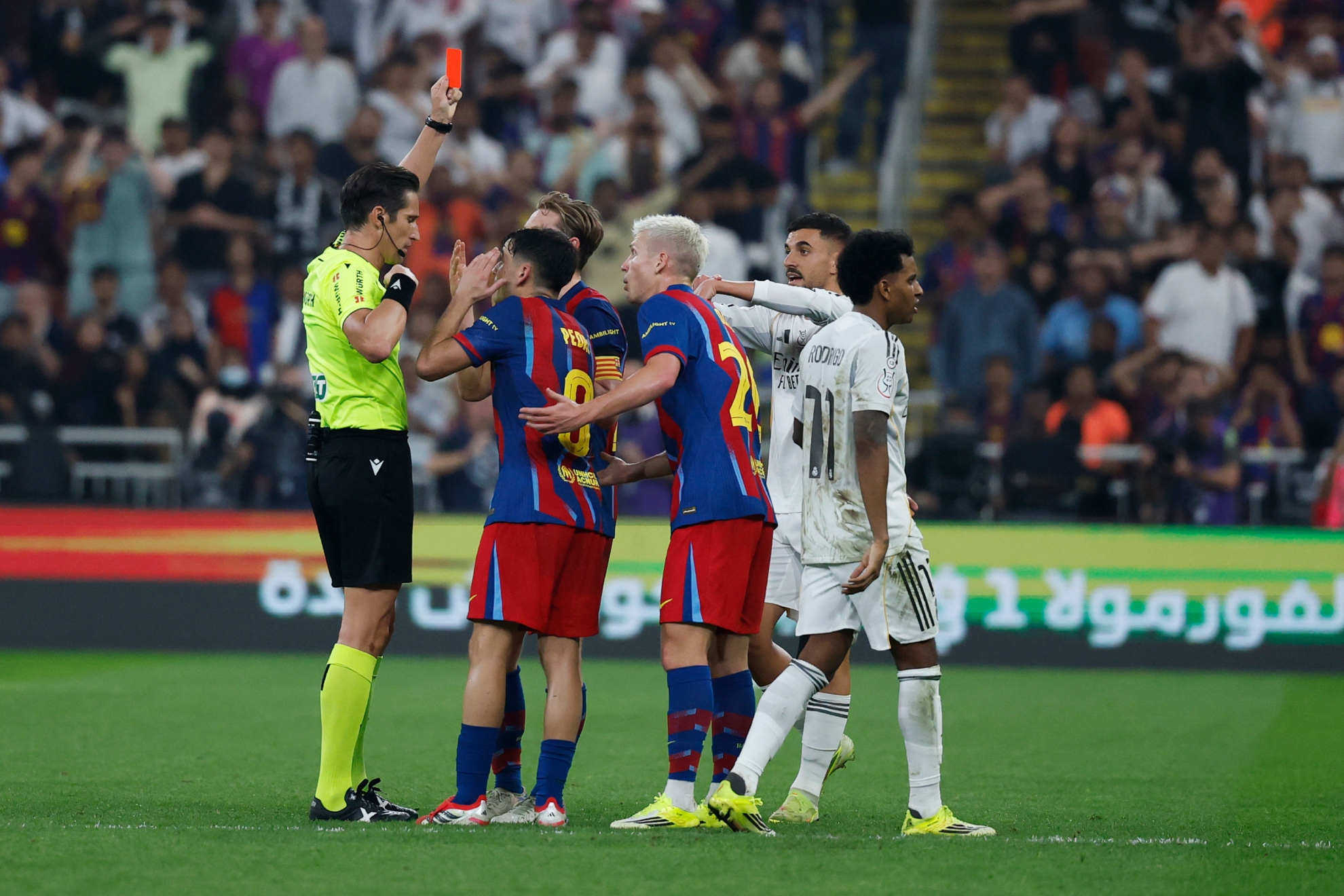 Martínez Munuera expulsa a De Jong en la final de la Supercopa 2026.