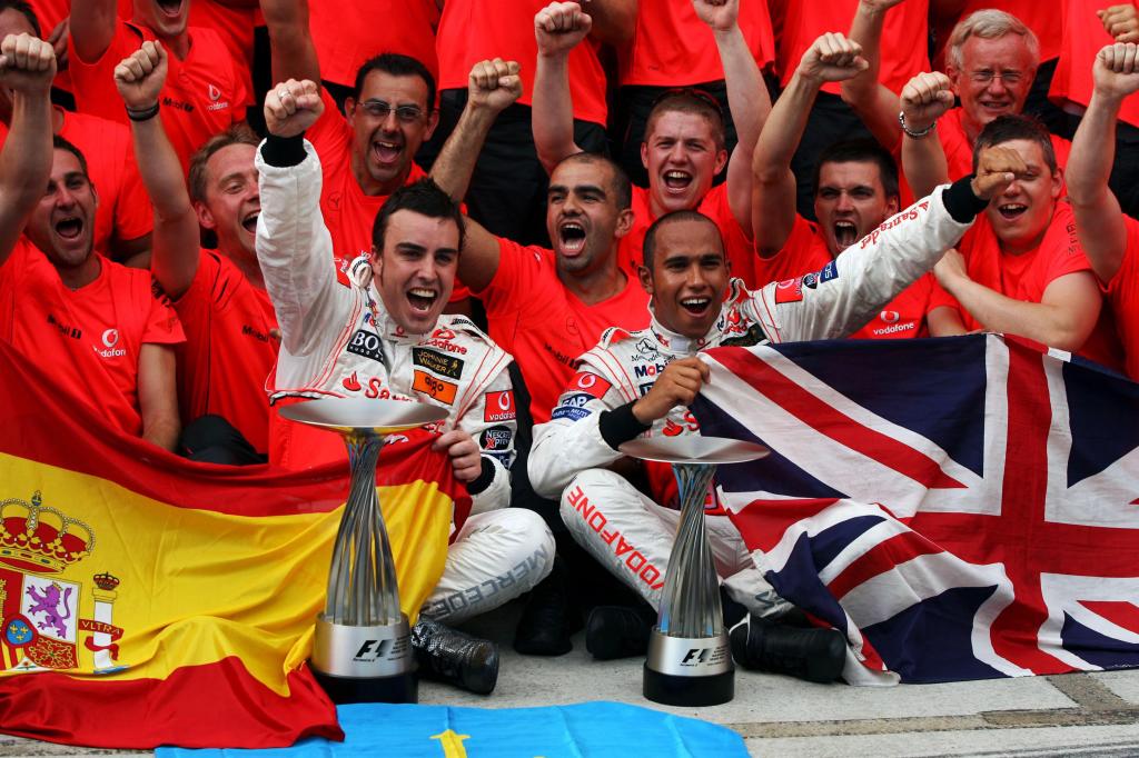 Fernando Alonso y Lewis Hamilton en la celebración del GP de Malasia 2007, en el que ganó el español. RV RACING PRESS