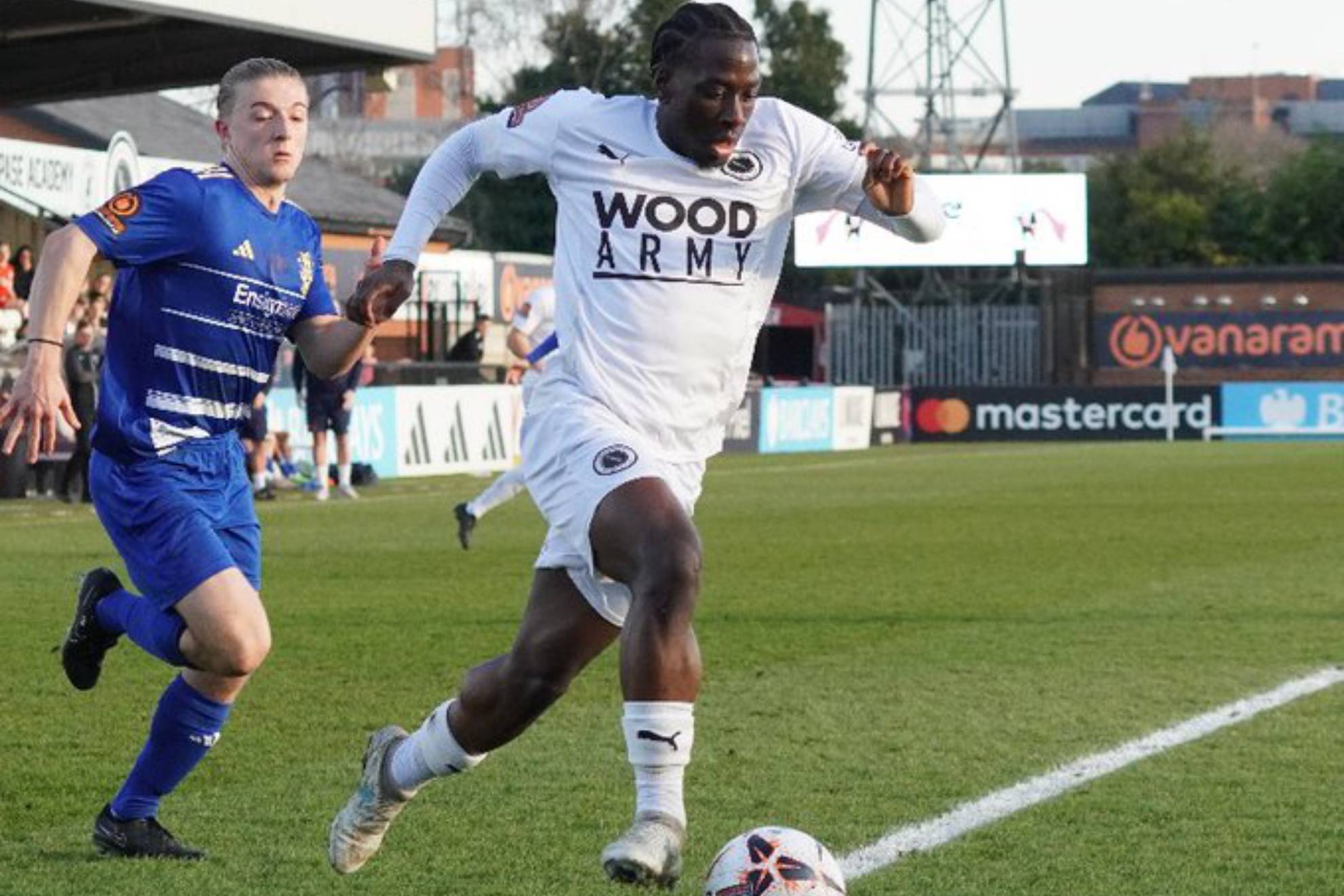 Abdul Abdulmalik, disputando minutos con el Boreham Wood BOREHAM WOOD