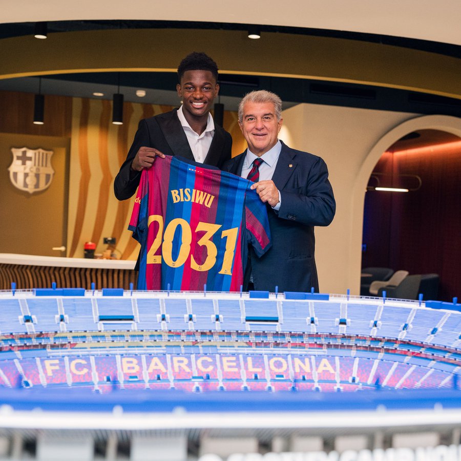 Jesse Bisiwu y Joan Laporta.