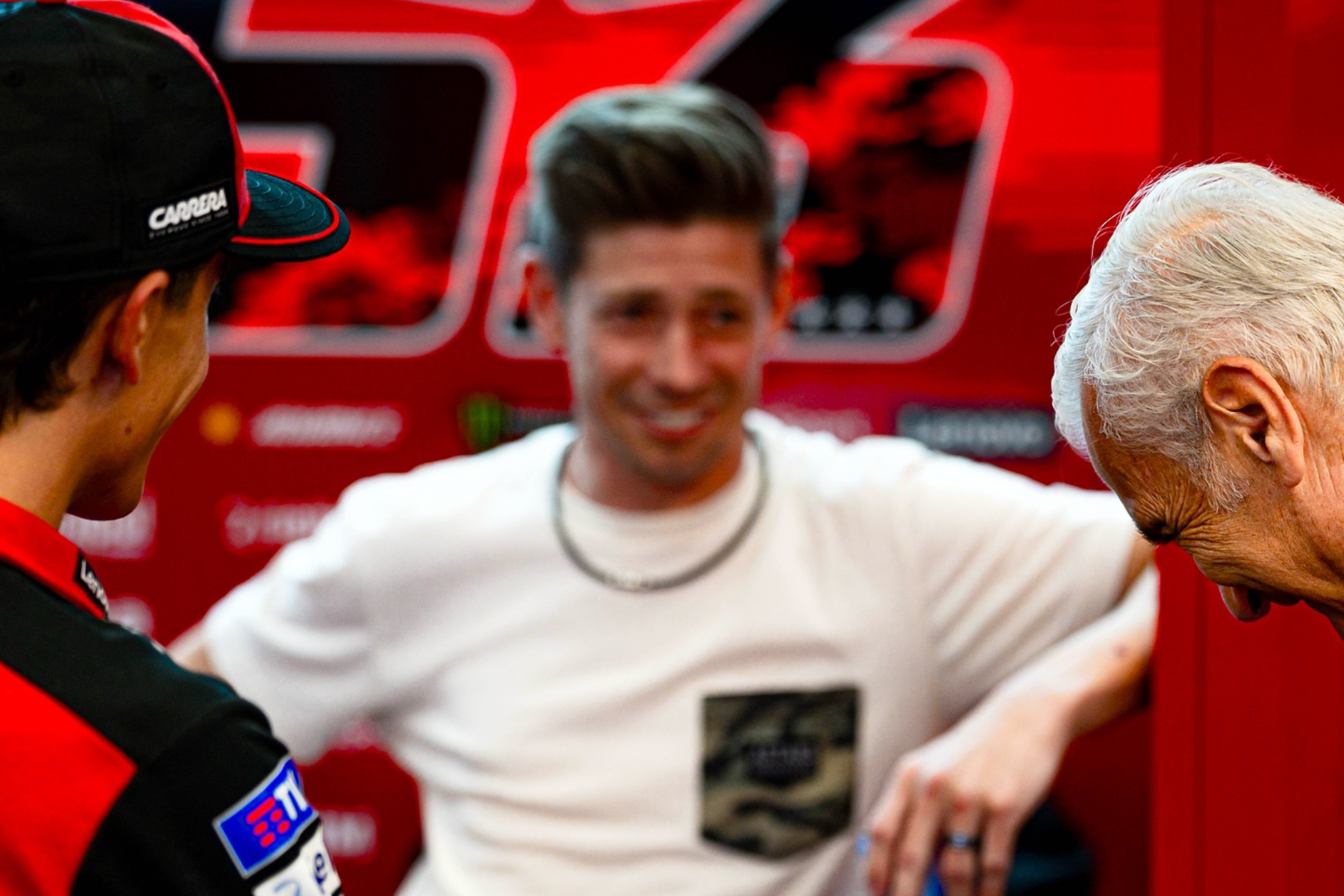 Casey Stoner conversando con Marc Márquez y Davide Tardozzi.