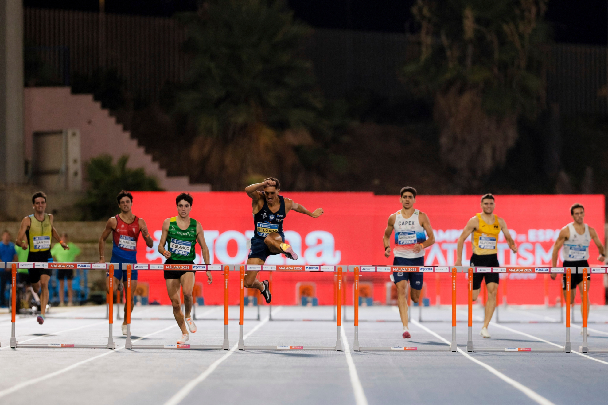Jesús David Delgado supera una valla en la final del Campeonato de España en Málaga. RFEA/SPORTMEDIA