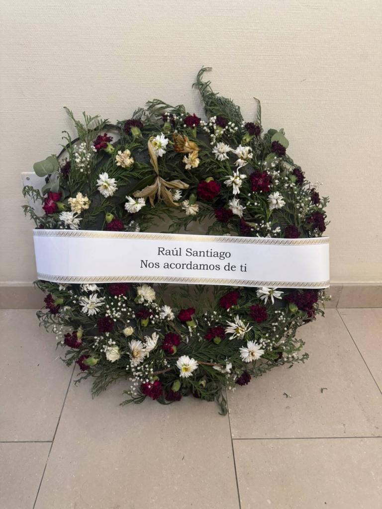 La corona de flores que recibió la madre de Martín Presa