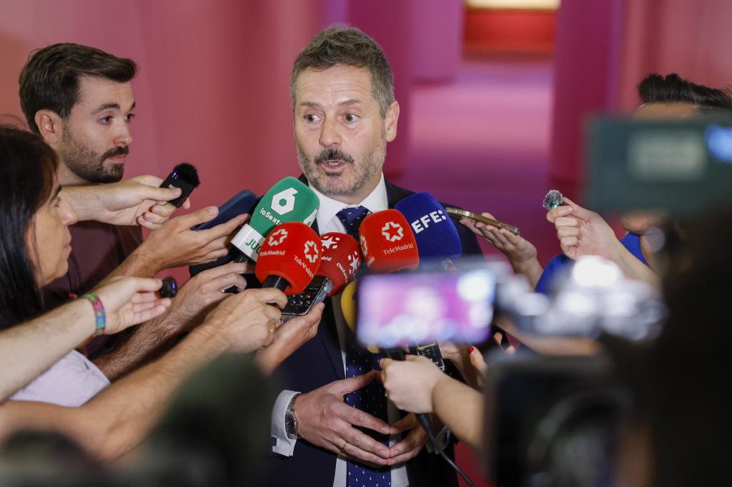 El consejero de Cultura, Turismo y Deporte, Mariano de Paco Serrano, hace declaraciones a los medios de comunicación tras la reunión con el presidente del Rayo