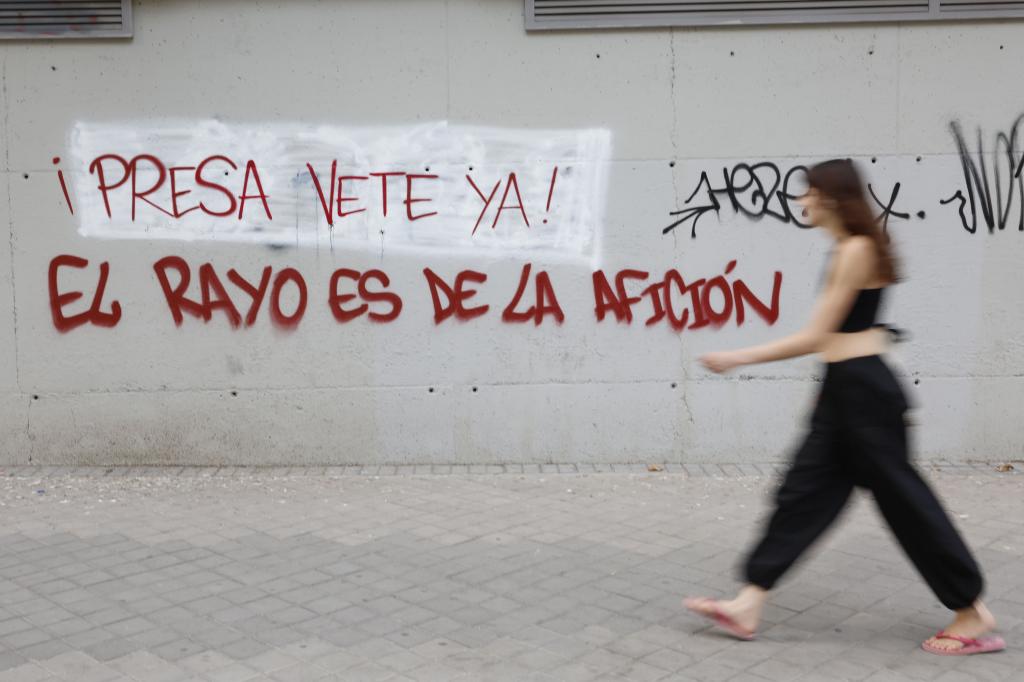 Vista de las pintadas en contra del presidente, Martín Presa, en el exterior del estadio de Vallecas