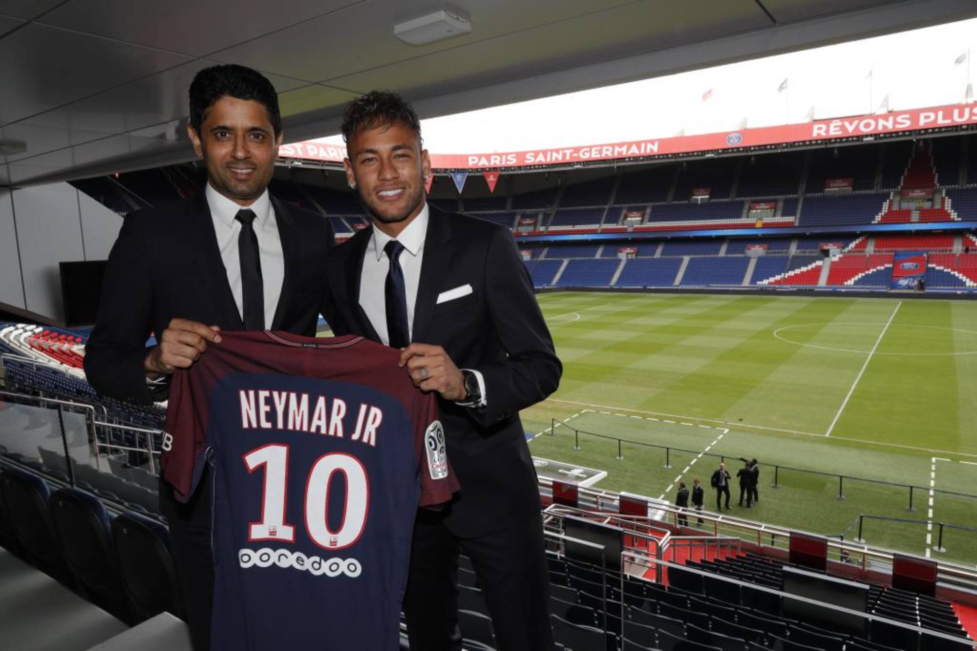 Neymar posa junto a Nasser Al-Khelaifi, tras su fichaje por el PSG