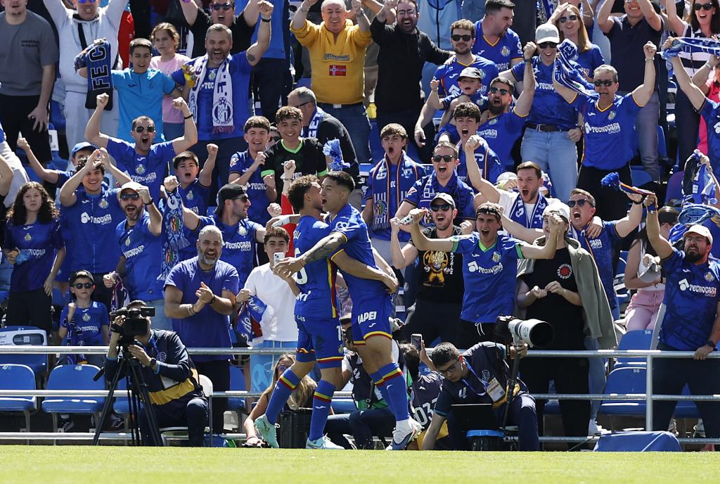 Los aficionados del Getafe celebran un gol de su equipo