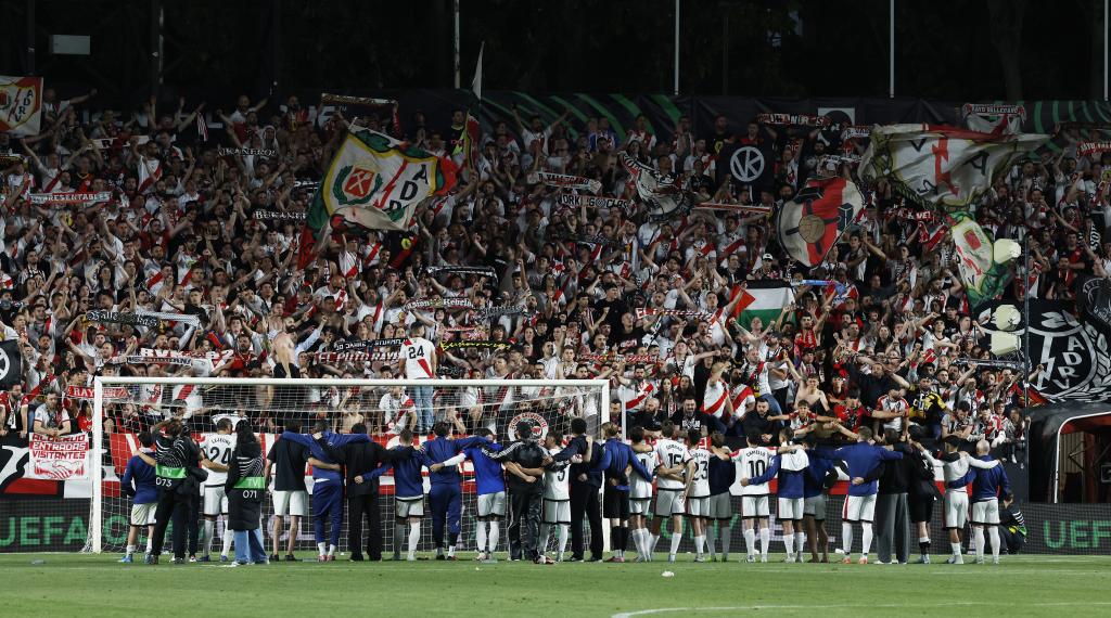 Los aficionados del Rayo celebran con su equipo