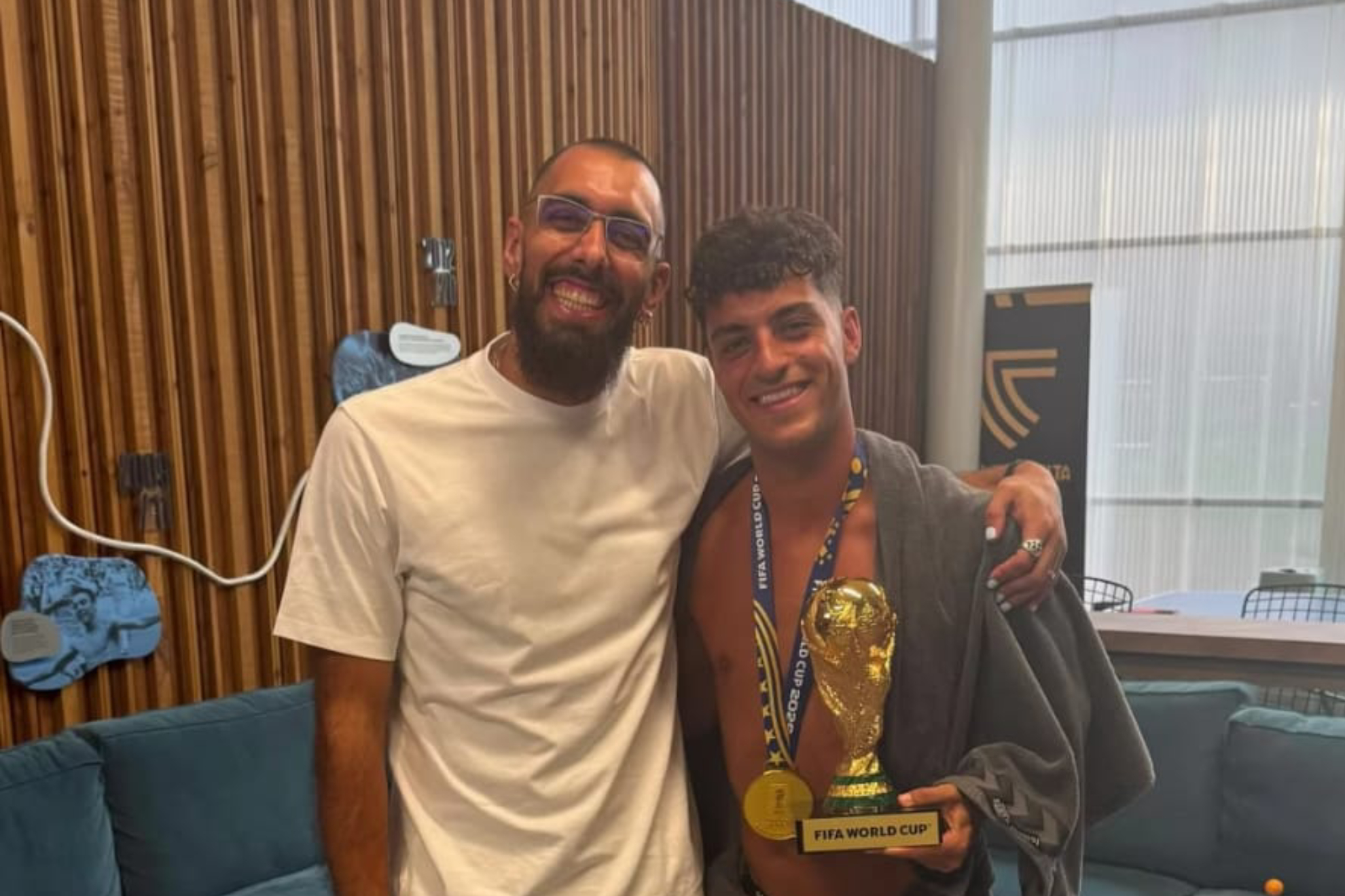 Borja Iglesias, con Hugo Álvarez.