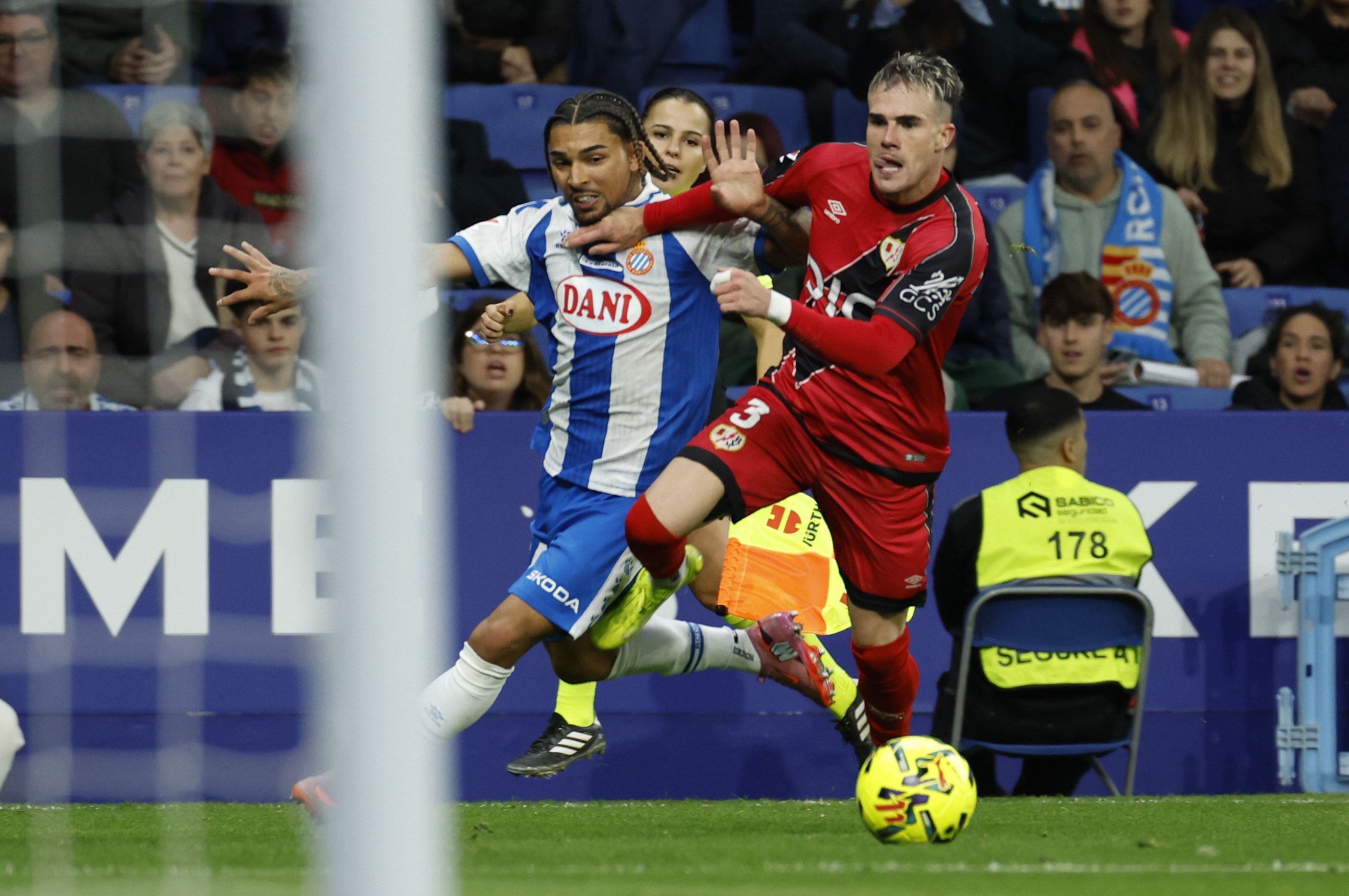 BARCELONA, 07/12/2025.- El delantero del Espanyol Tyrhys Dolan (i) pelea un balón con Josep Chavarría, del Rayo, durante el partido de LaLiga de fútbol que RCD Espayol y Rayo Vallecano disputan este domingo en el RCDE Stadium, en Barcelona. EFE/Toni Albir