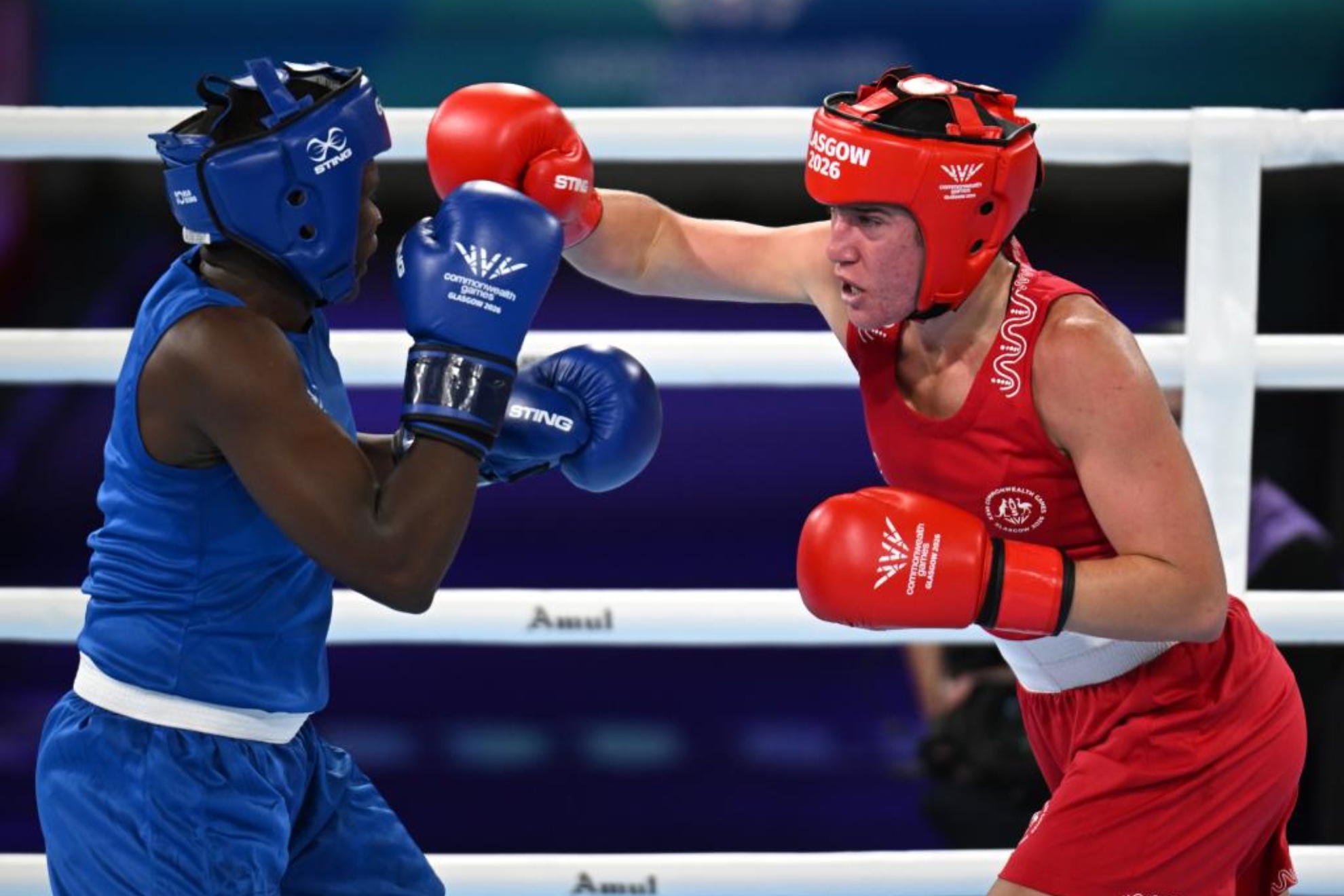 Emily Nakalema, a la izquierda, en competición