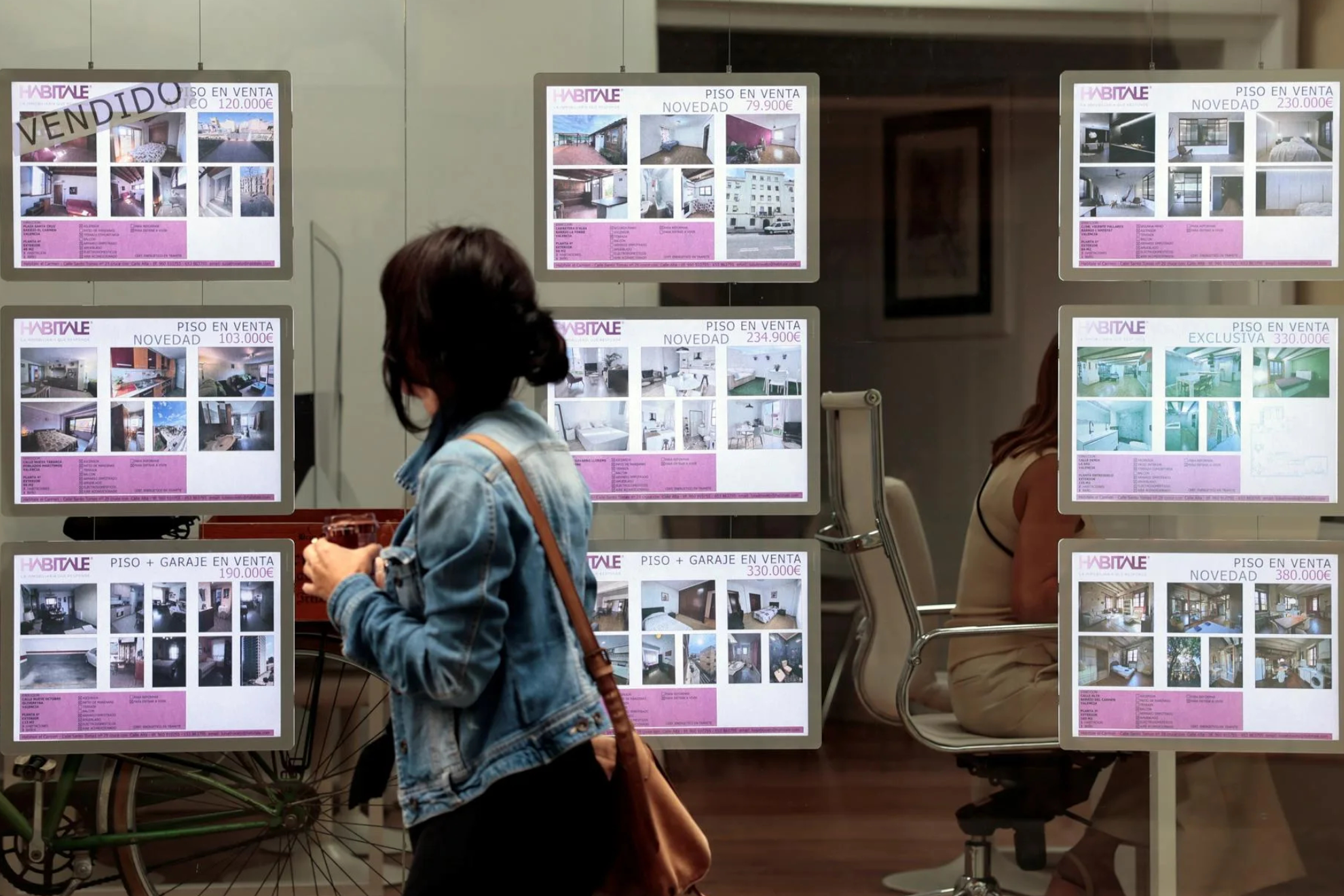 Mujer observando ofertas de inmuebles EFE