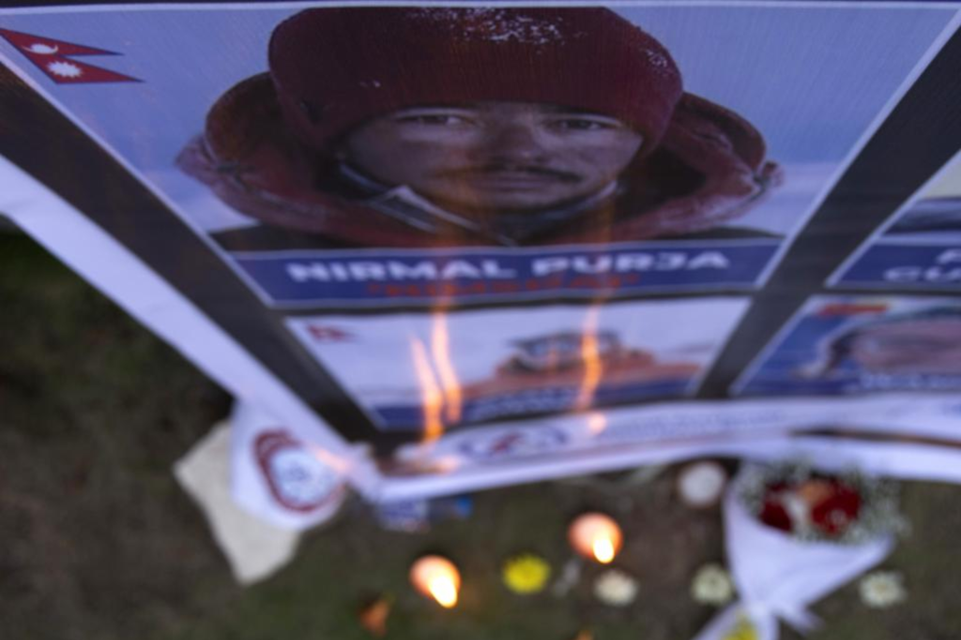 Una imagen de Nirmal Purja, con velas a su alrededor. EFE