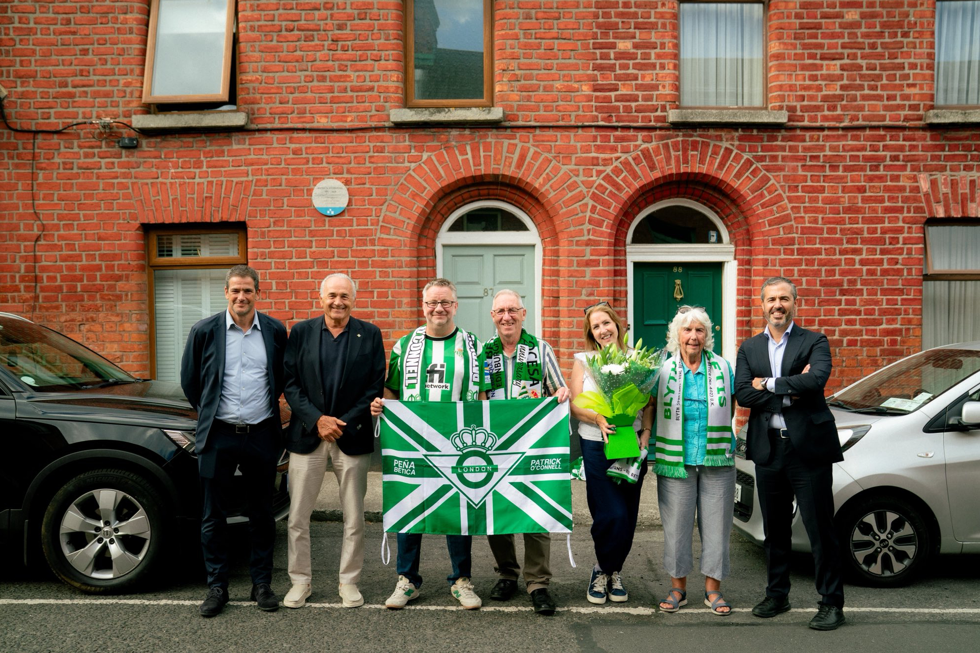 Directivos del Betis, posando junto a los representantes de las peñas en Dublín. REAL BETIS