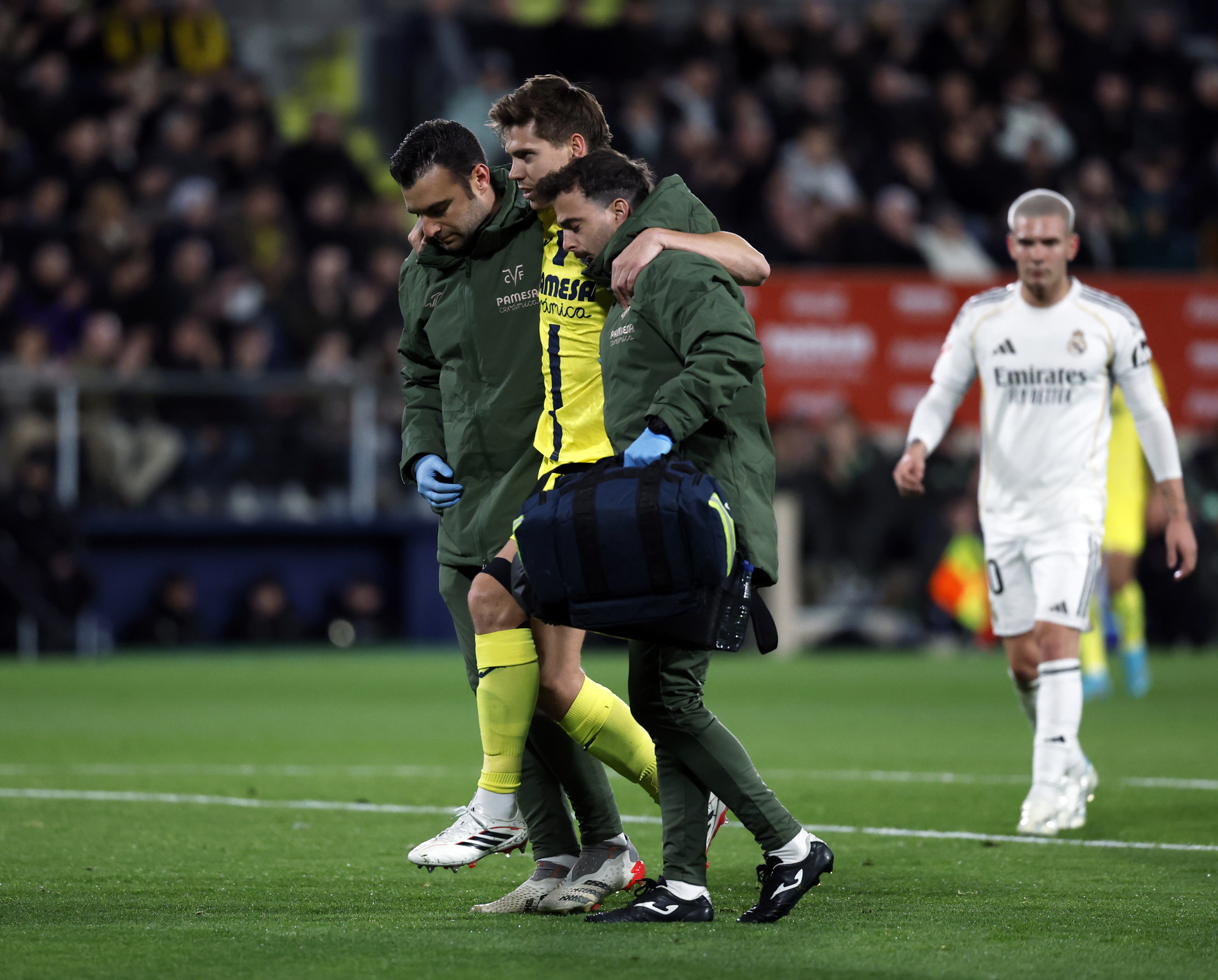 Foyth saliendo del campo tras lesionarse
