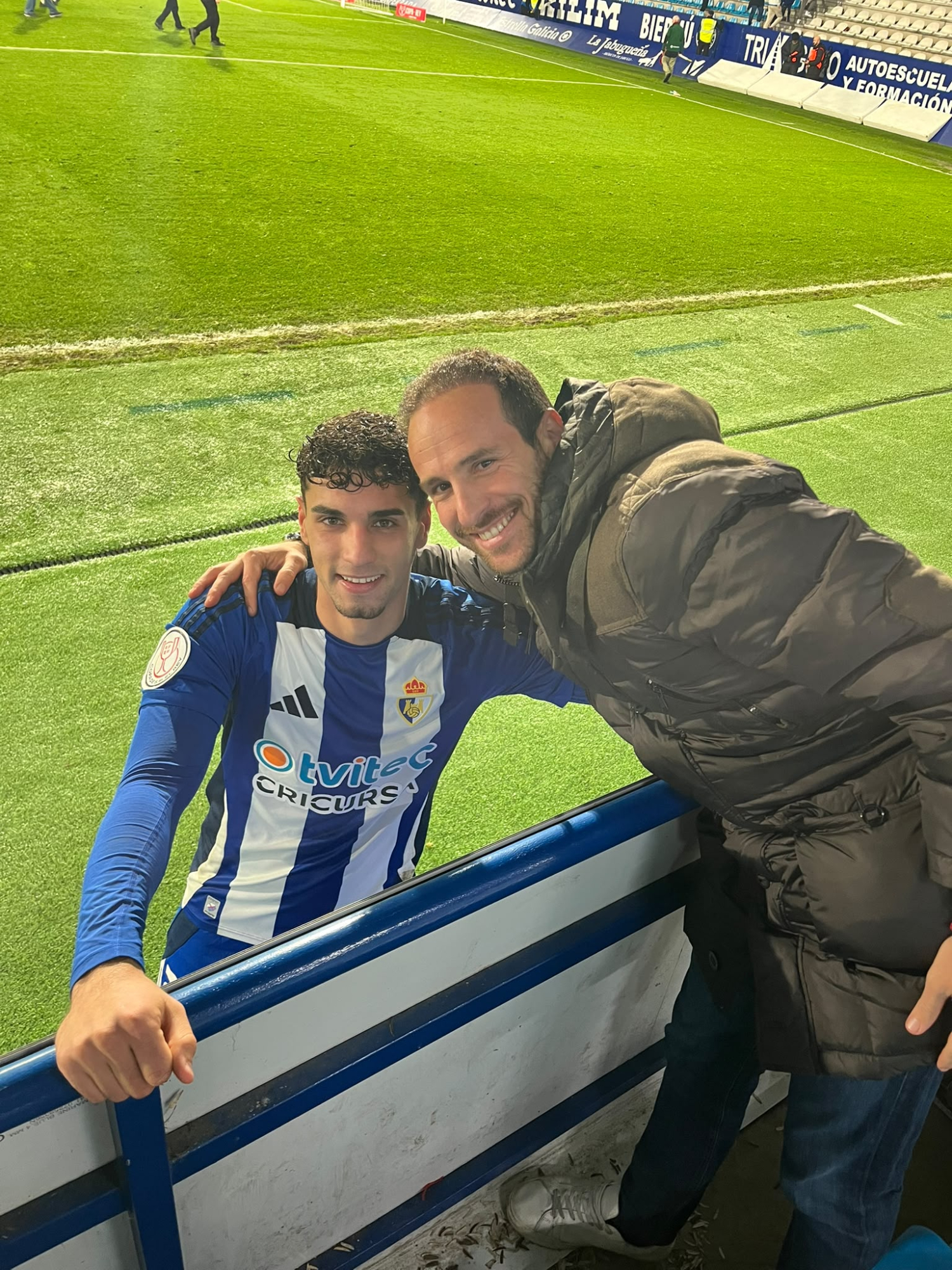 Toñín Lozano, con uno de sus jugadores, Álex Costa.