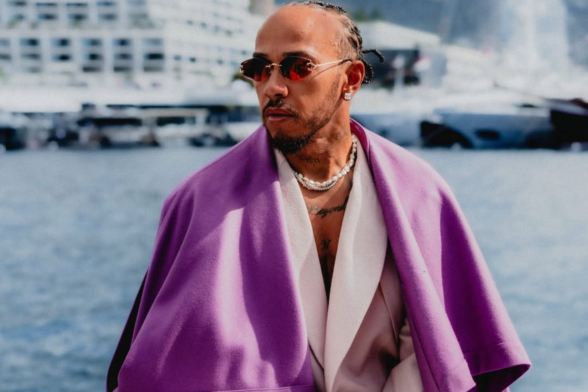 Lewis Hamilton, con una vestimenta llamativa. RRSS L.H.