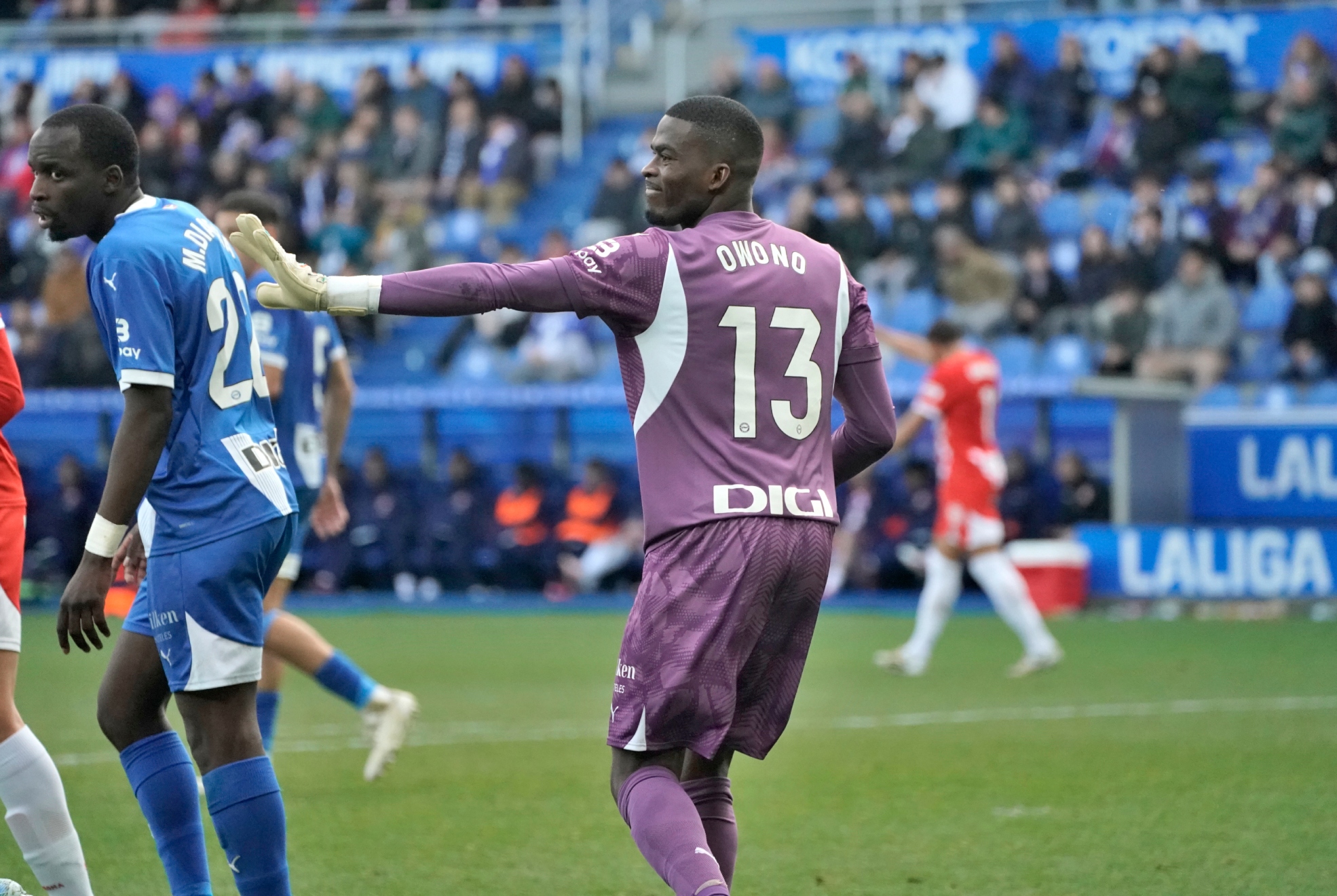 Jesús Owono, durante un partido con el Deportivo Alavés. Carlos González / MARCA