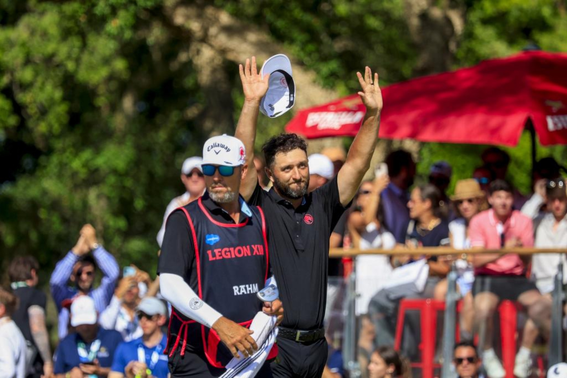 Jon Rahm (31) saluda al público en Valderrama EFE