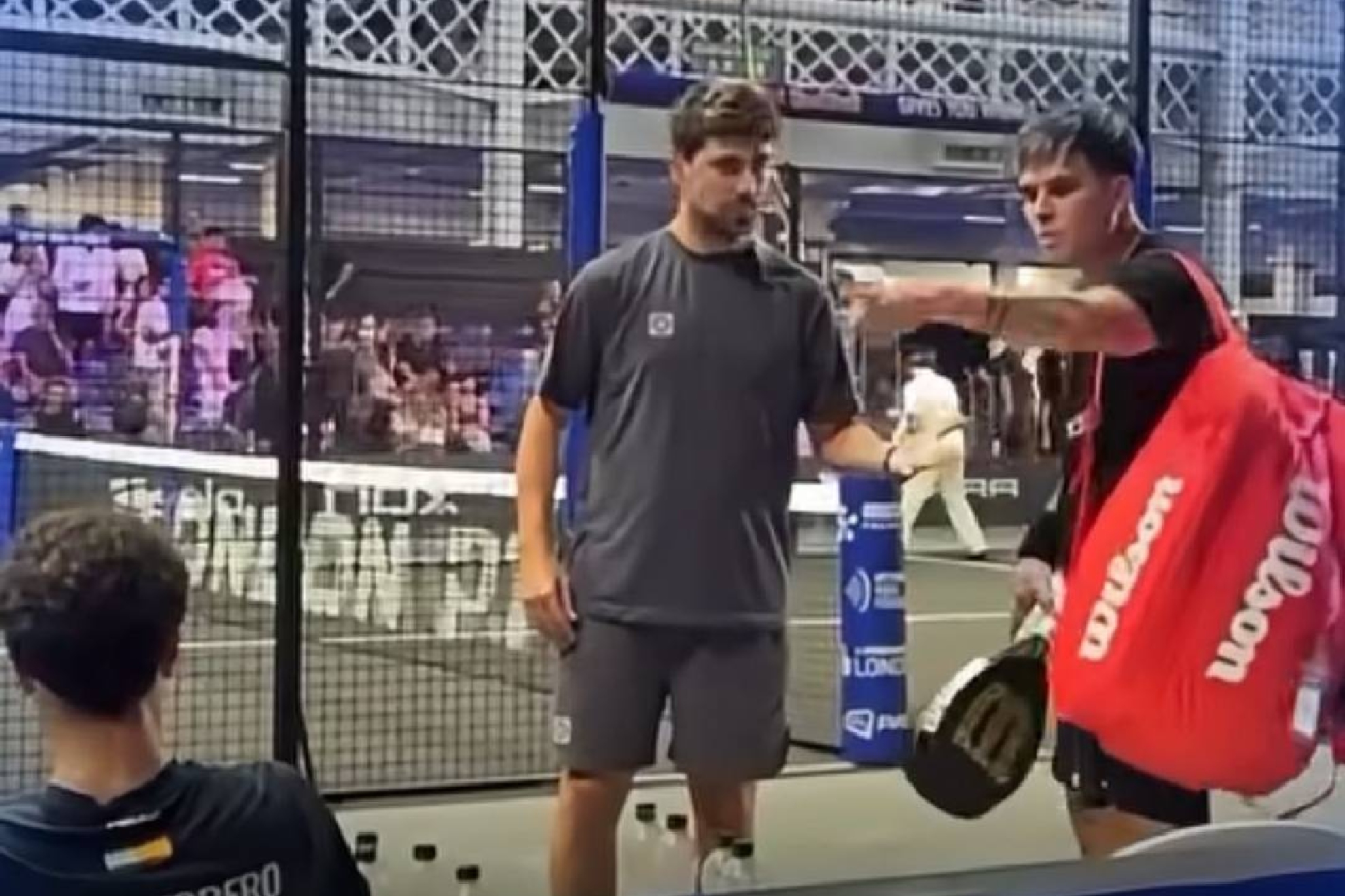 Javi Leal señala a Guerrero. MK PADEL