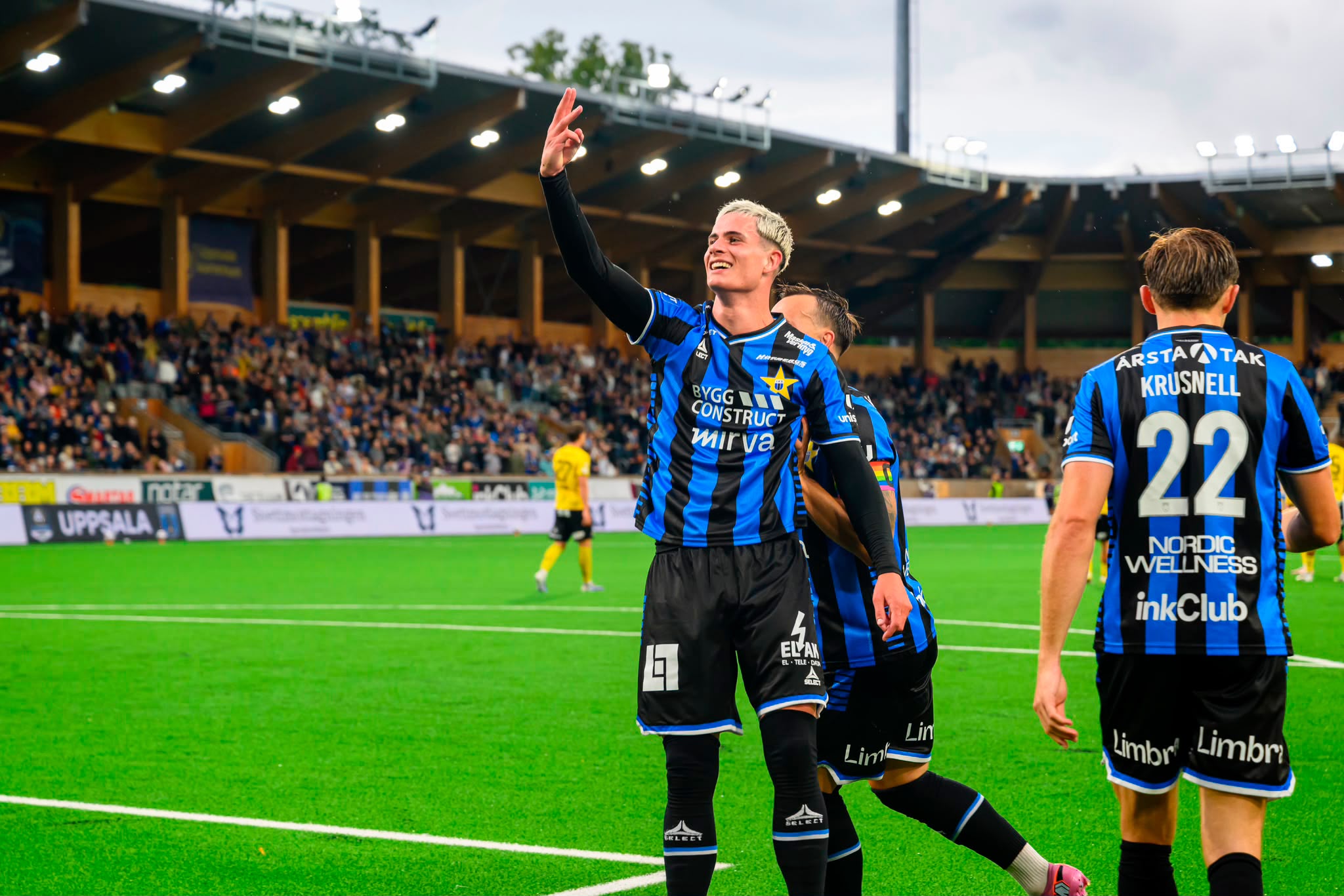 Robbie Ure celebra un gol con el Sirius.