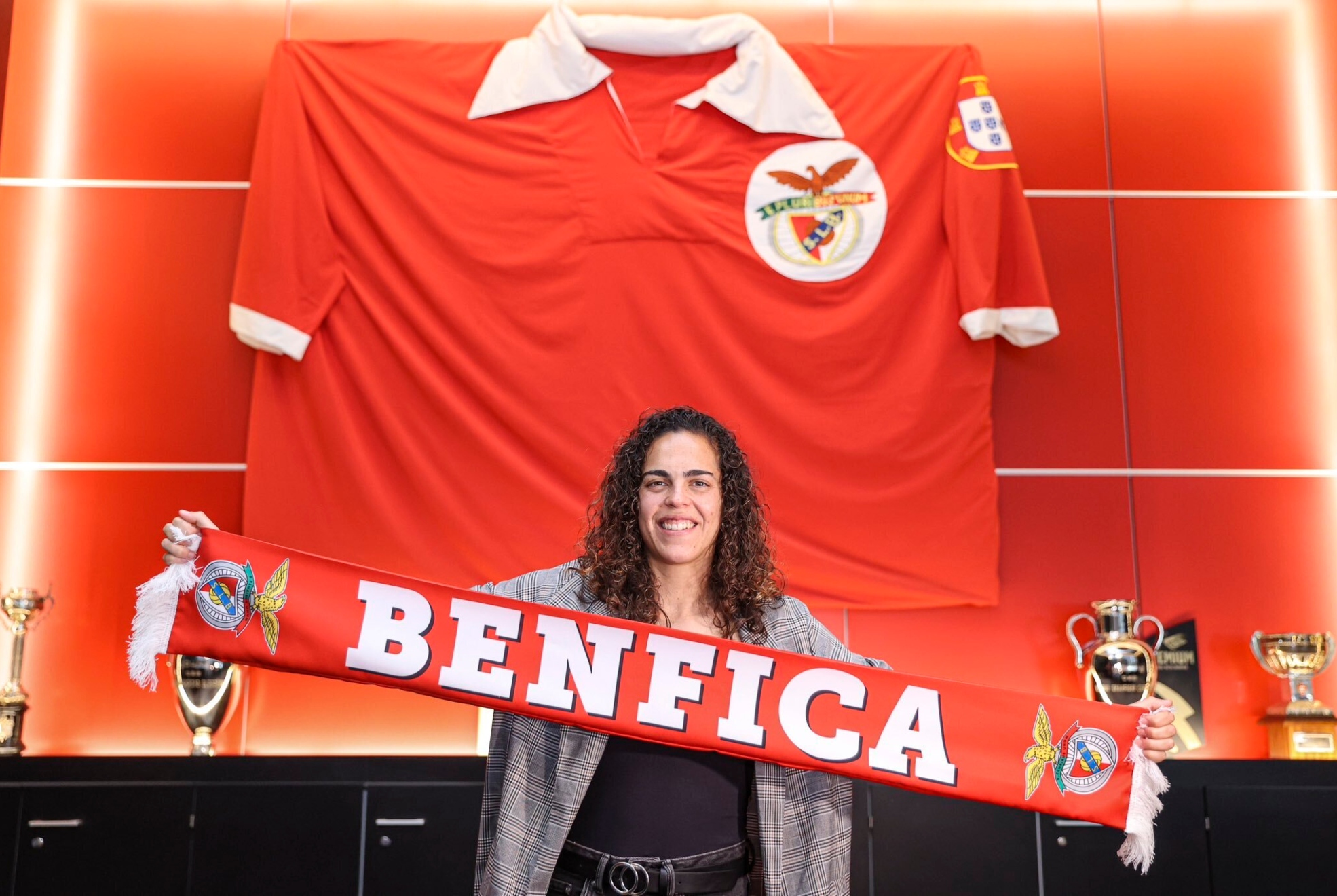 Andrea Falcón, en su presentación con el Benfica. MARCA