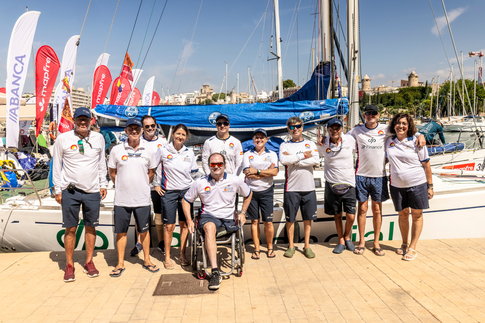 La tripulación del JP Financial, antes de salir a competir en la Copa. MARÍA MUIÑA / COPA DEL REY MAPFRE