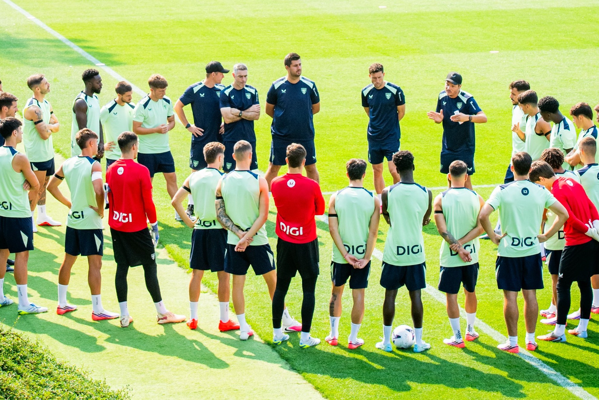 Terzic se dirige a sus jugadores en Lezama. Athletic Club