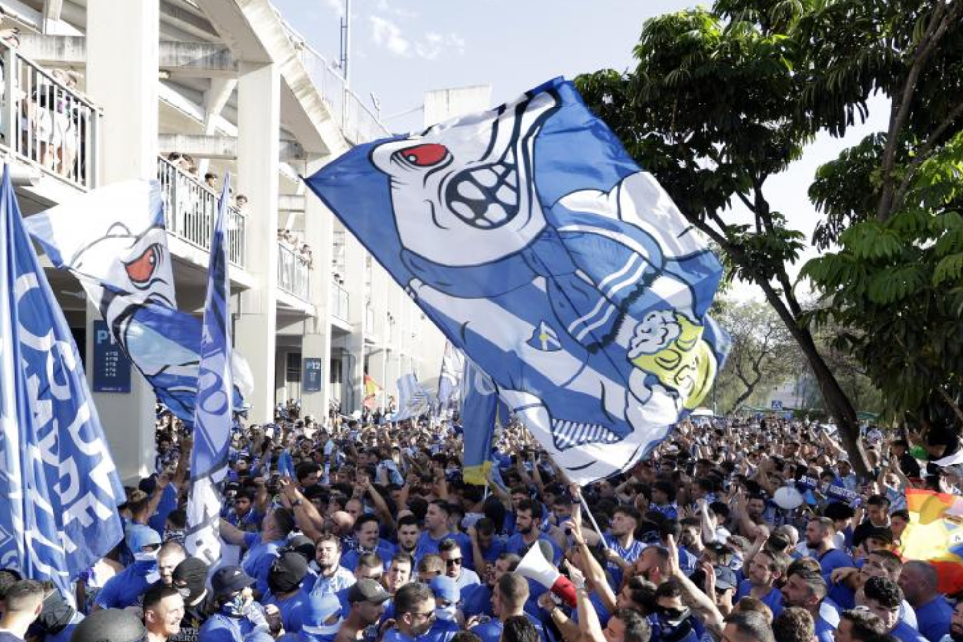 Aficionados del Málaga, en el exterior de La Rosaleda.
