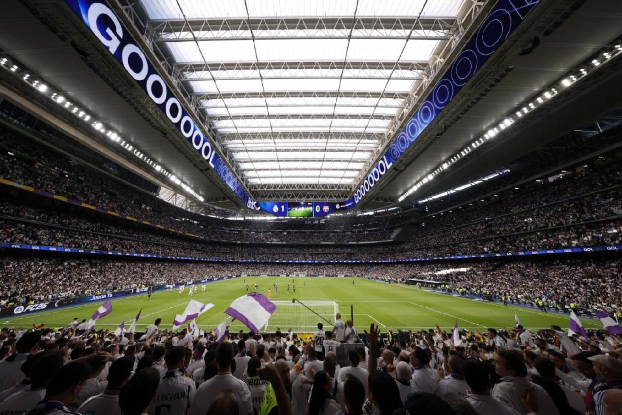 Una panorámica del Bernabéu en el Clásico
