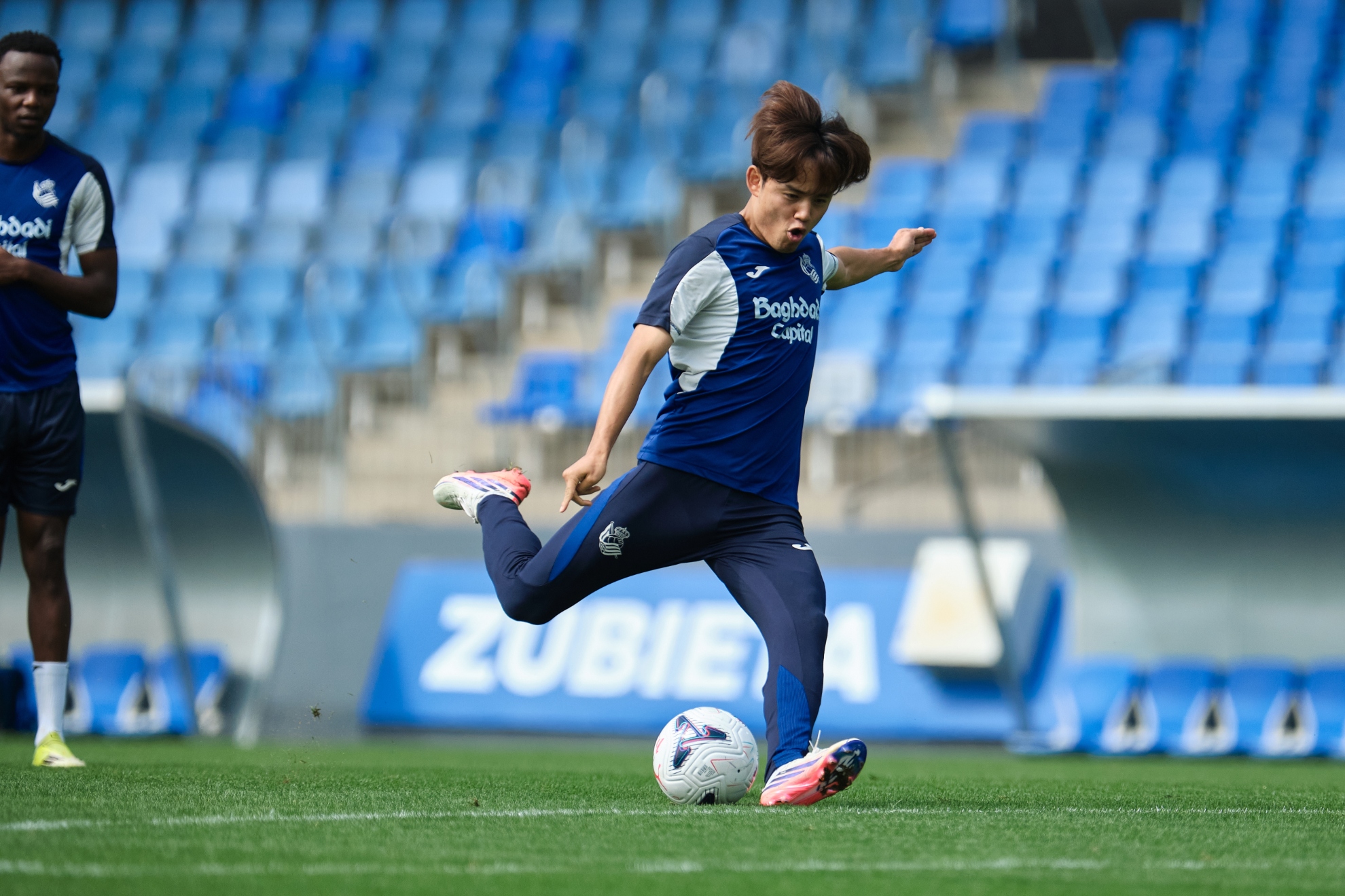 Take Kubo, durante el entrenamiento de este jueves en Zubieta. REAL SOCIEDAD