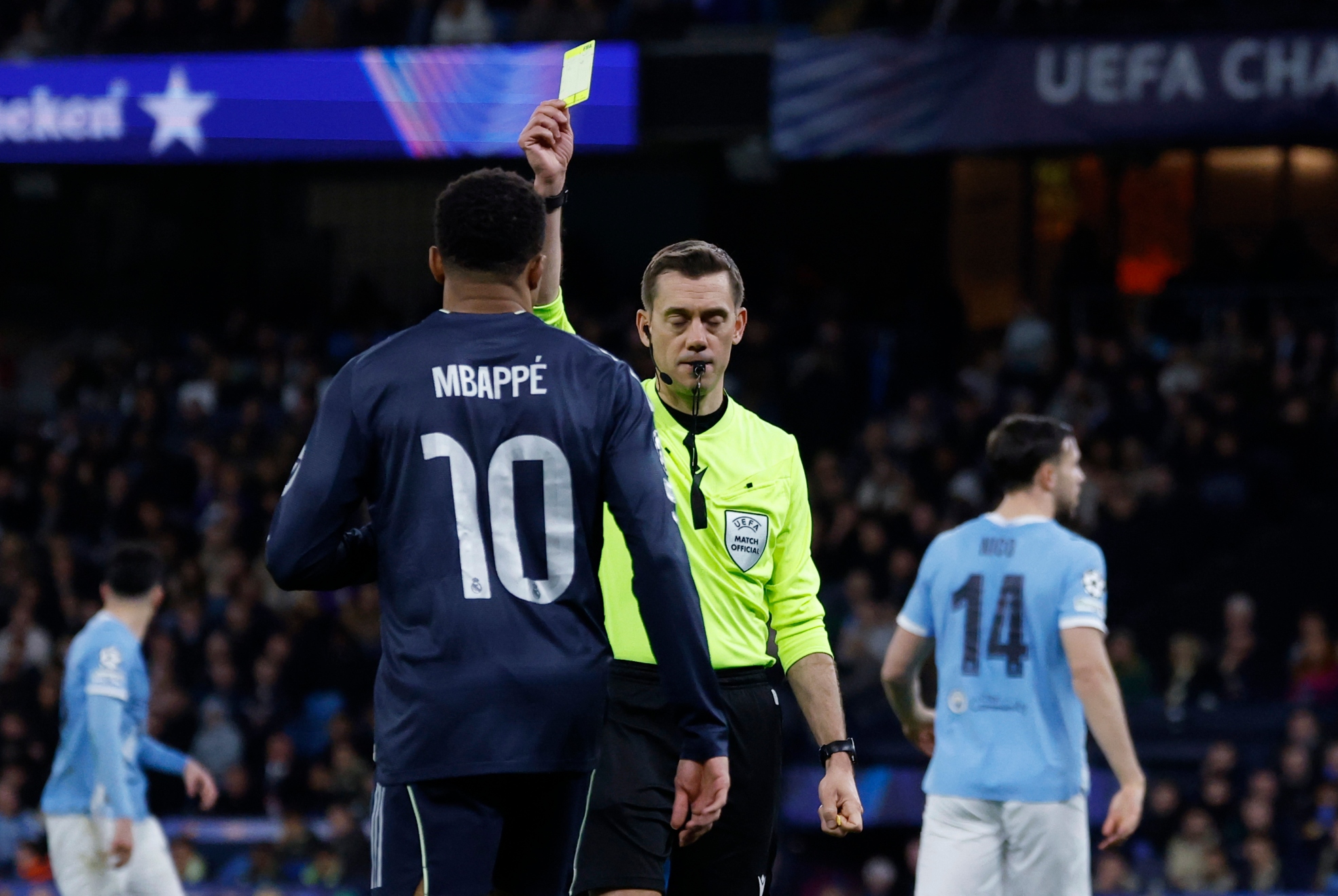 Clément Turpin enseñándole una tarjeta a Mbappé. CHEMA REY / MARCA