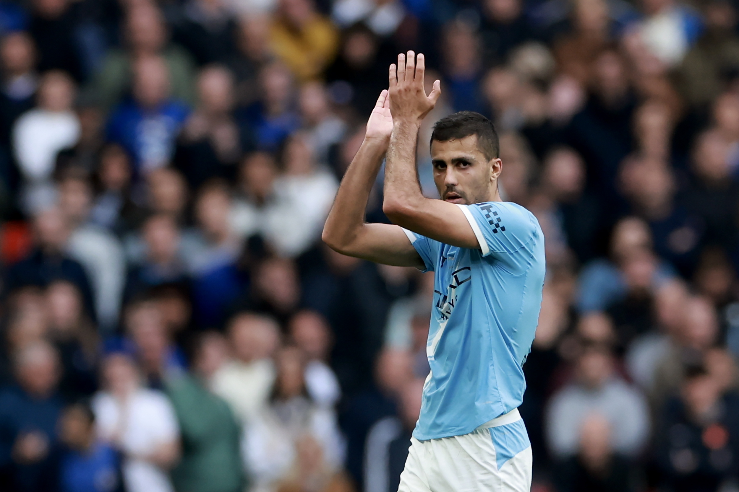 La afición blanca reclama a Rodri