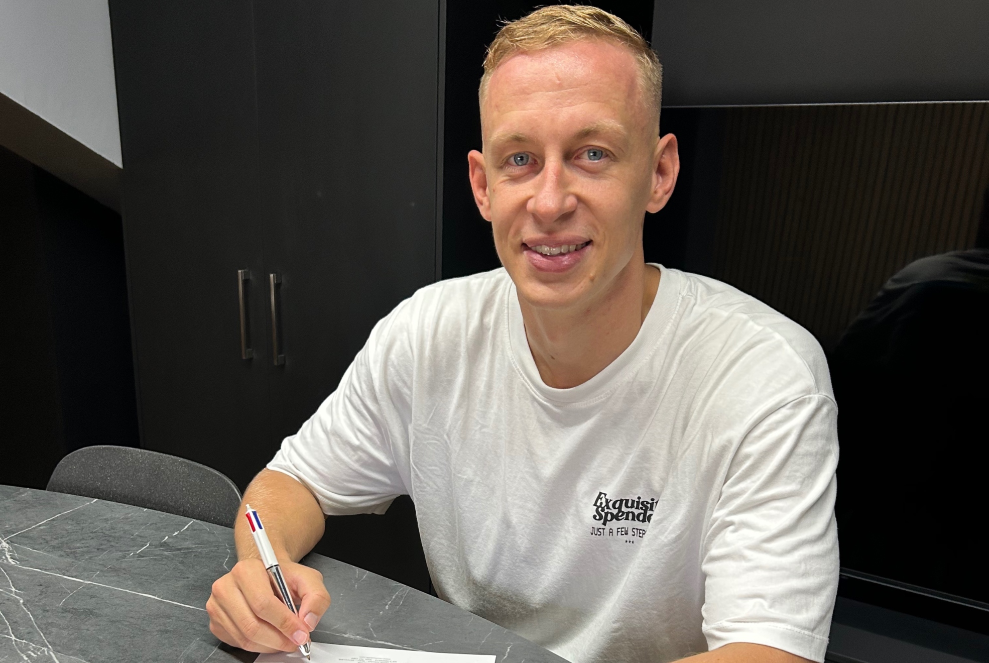 Obolskii firmando el contrato con el Sabadell.