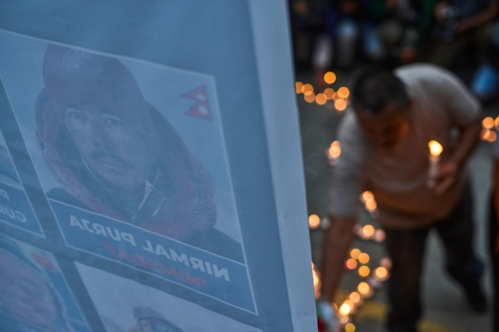 La imagen de Nirmal Purja, con varias velas a su alrededor. LAPRESSE