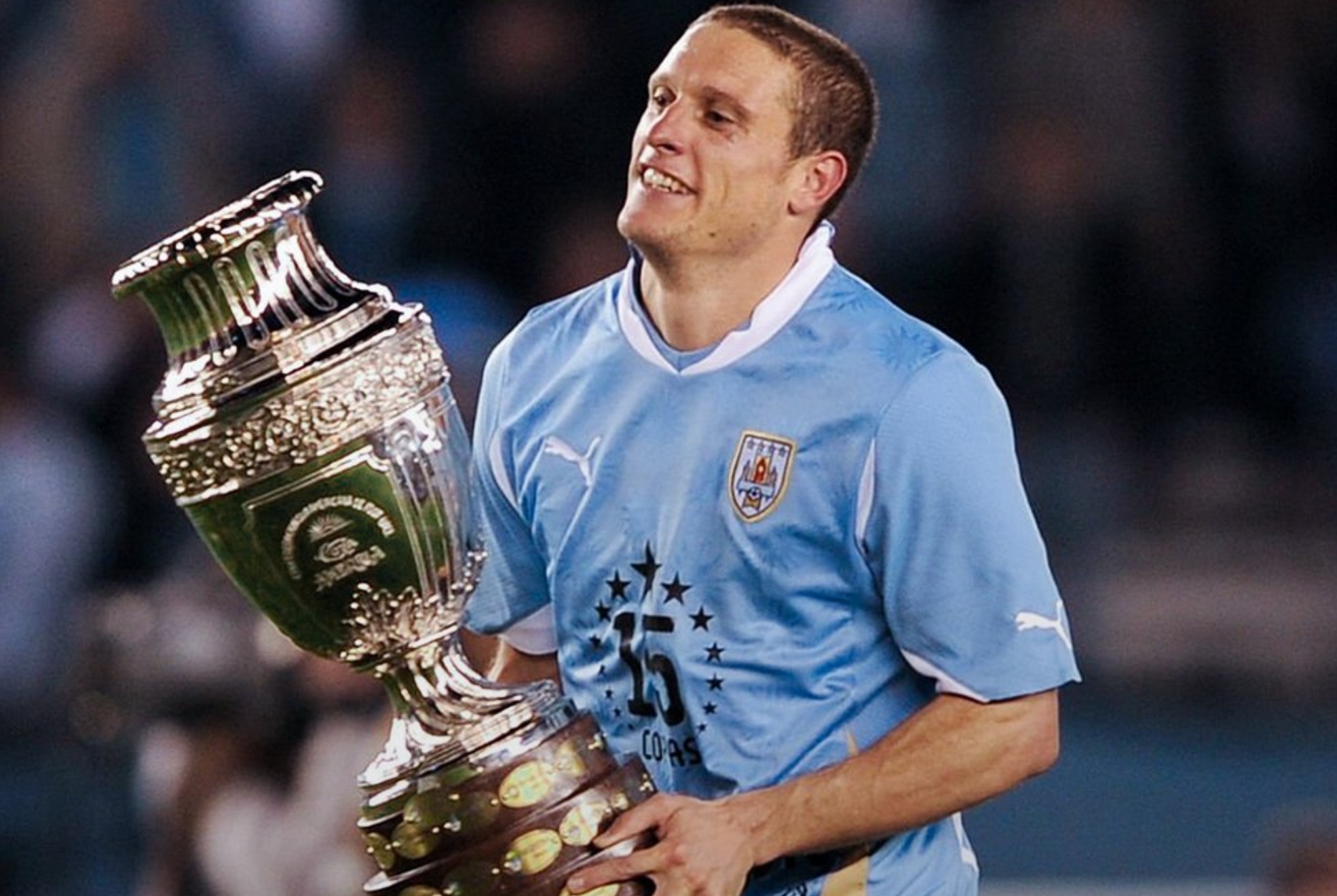 Diego 'Ruso' Pérez levantando la Copa América. Uruguay en 'X'.
