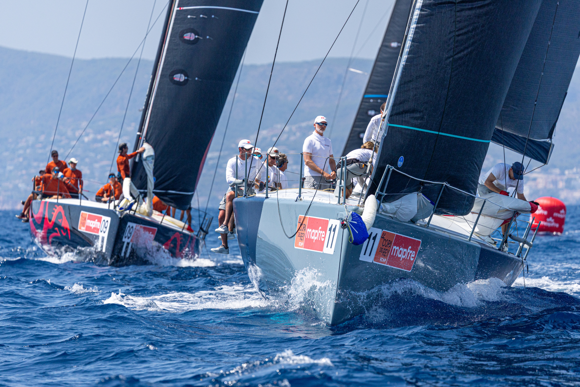 El 'Hispania', con el Rey Felipe VI al timón, en la tercera jornada de competición. Nico Martínez/Copa del Rey Mapfre