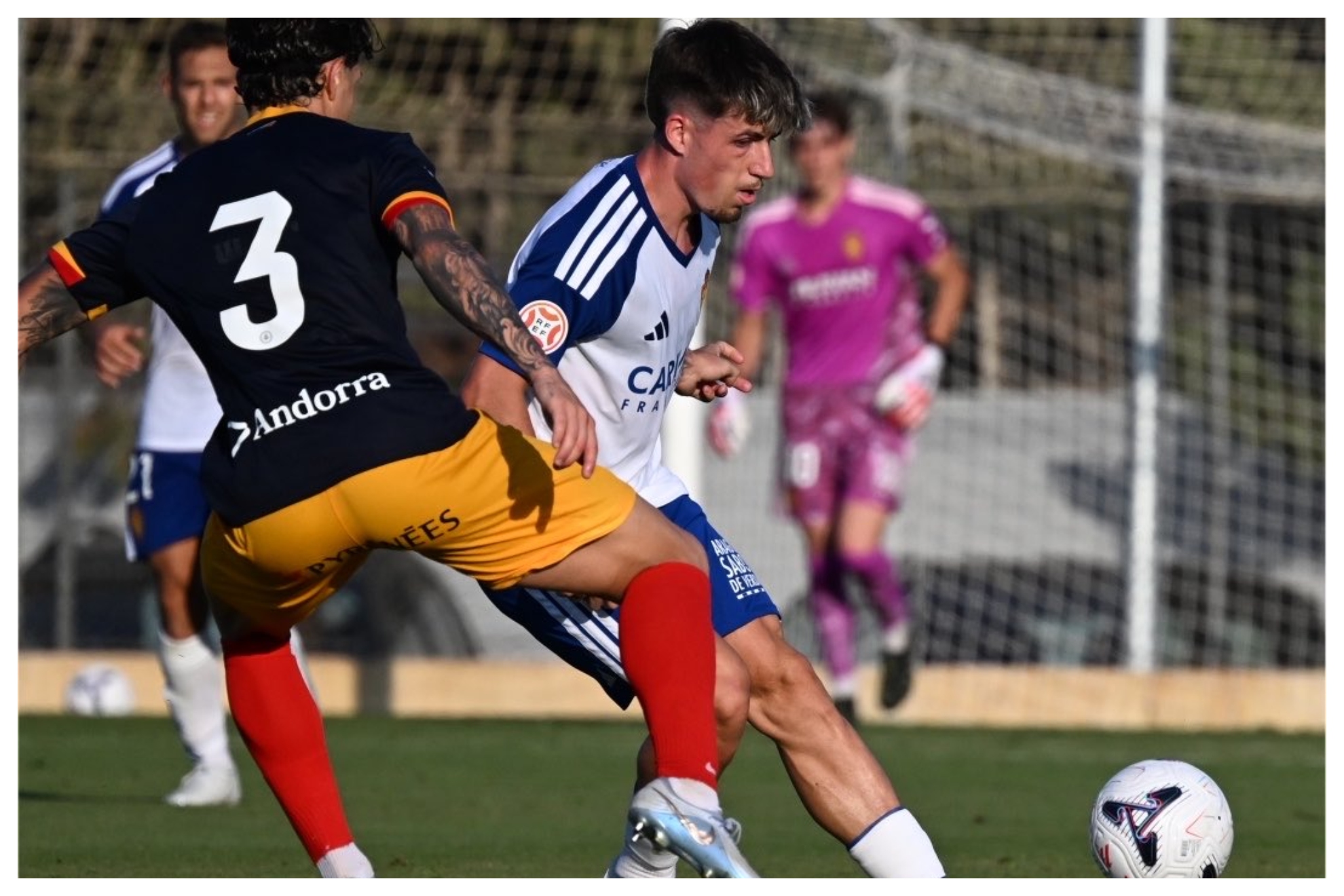 Liso encara a Lautaro Spatz en un lance del amistoso REAL ZARAGOZA