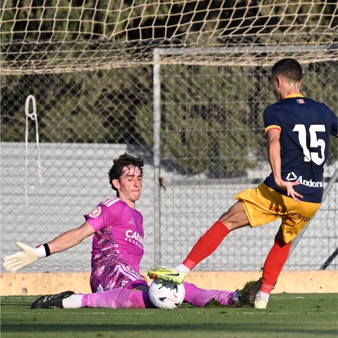 Manolache, uno de los mejores del Zaragoza, en acción ante Jordi Cano