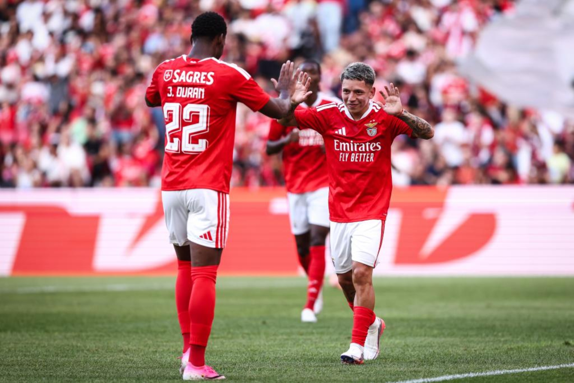 Gianluca Prestianni celebra un gol con Jhon Durán. EFE