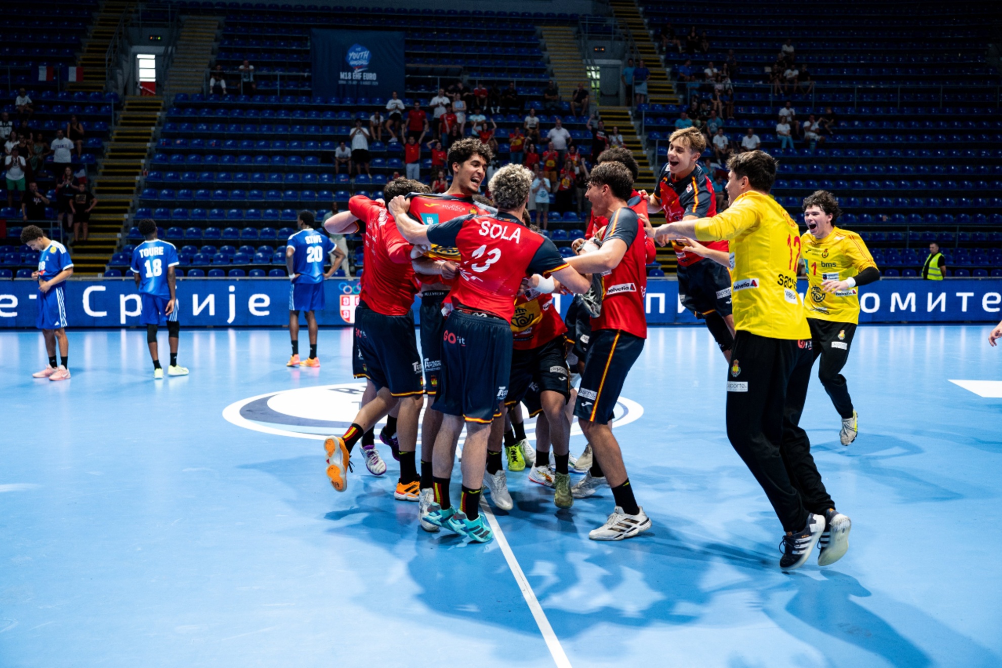 Los 'Hispanos Juveniles' celebran la victoria ante Francia en el Europeo. Lucija Begenisic / EHF EURO