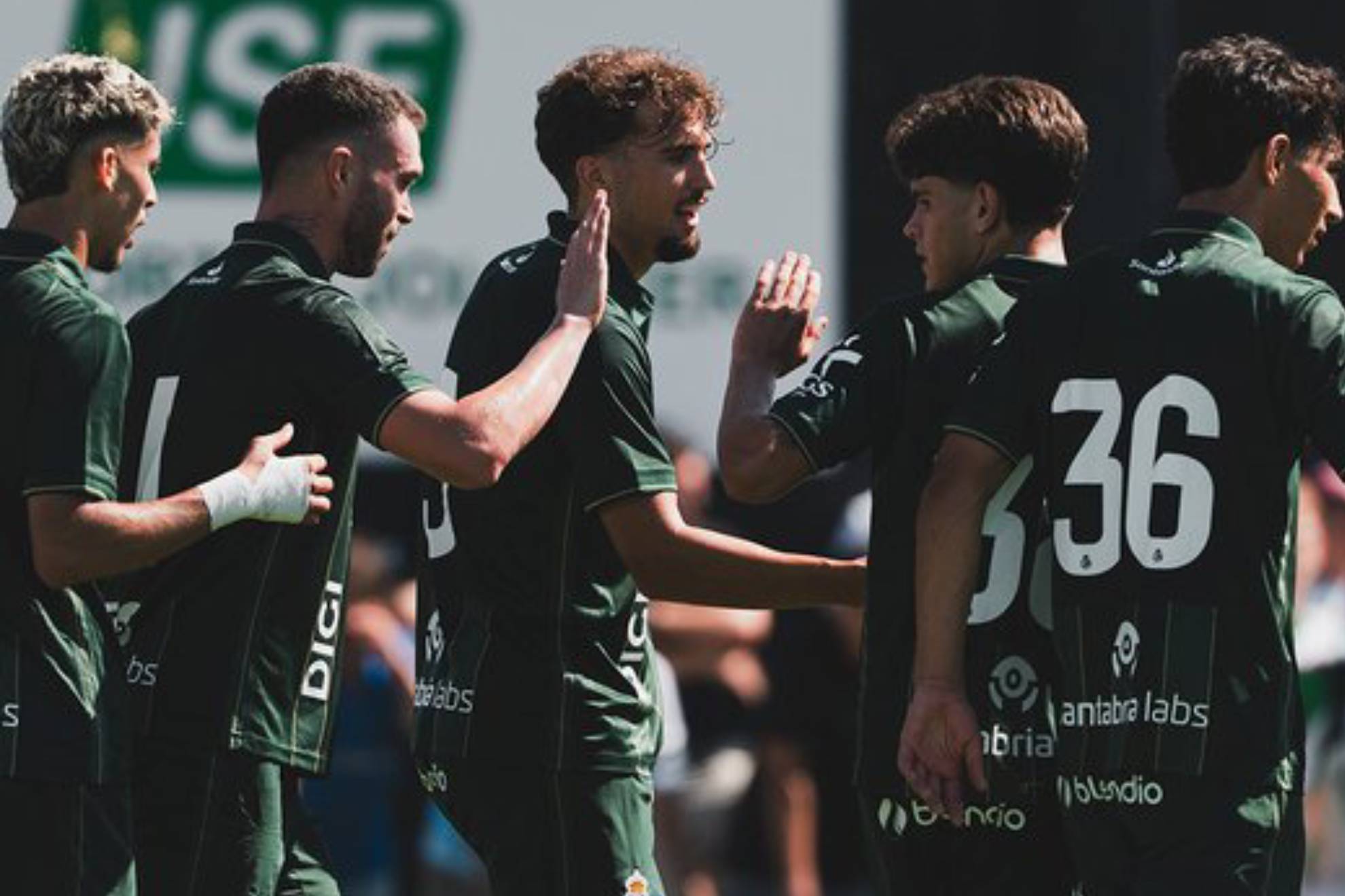 Los jugadores del Racing celebran un gol ante el Sporting RACING DE SANTANDER