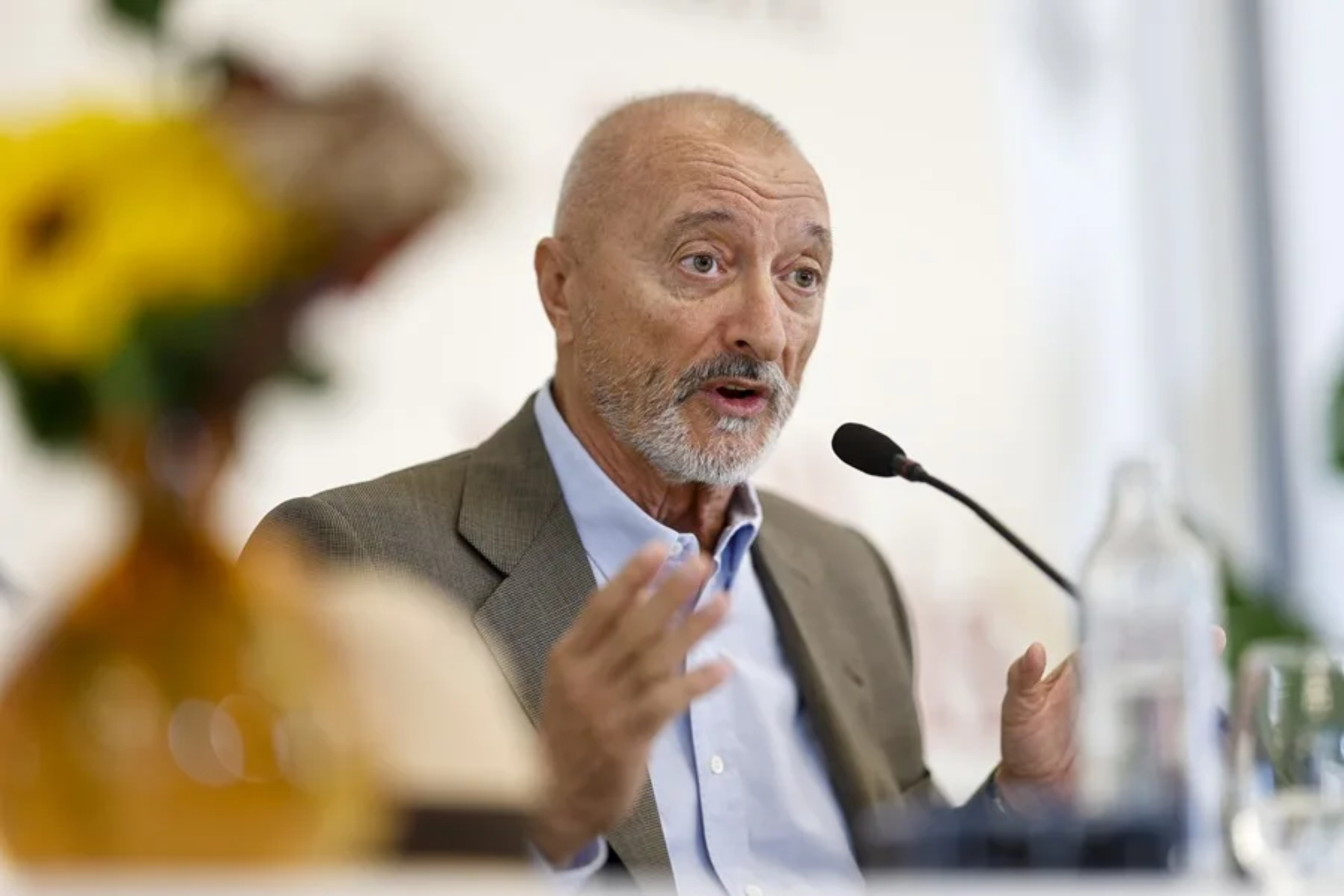 Arturo Perez Reverte habalndo a un microfono EFE