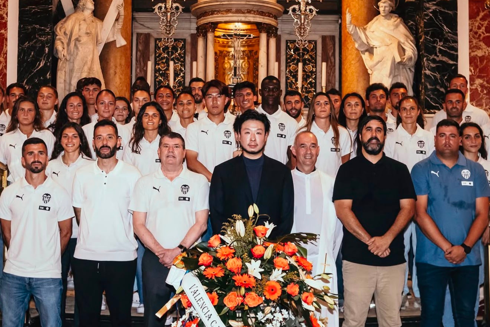 La plantilla del Valencia masculina y femenina en la Basílica. VCF