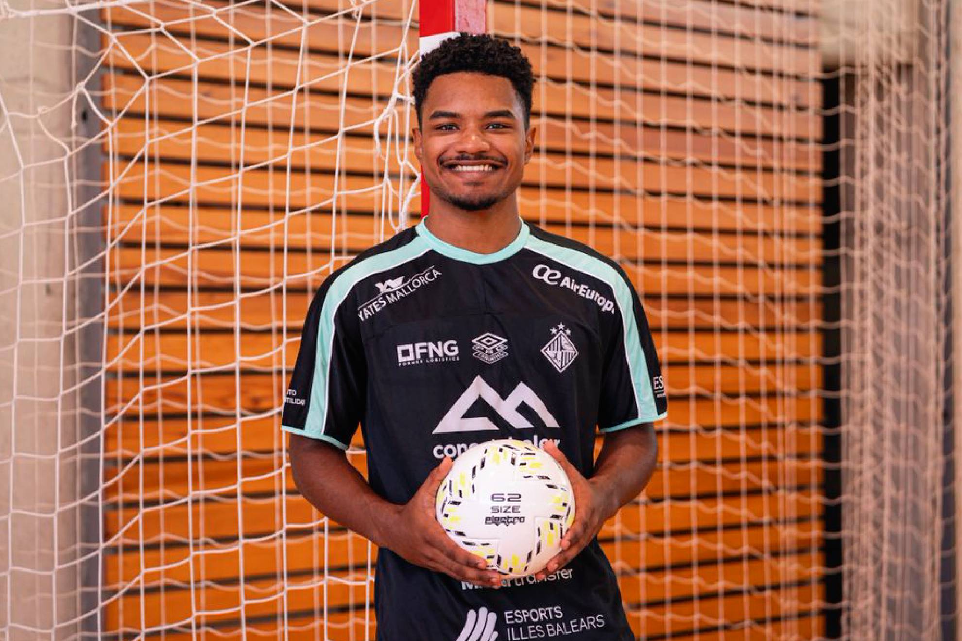Viktor Baptista posa con la equipación del Illes Balears Palma Futsal ILLES BALEARS PALMA FUTSAL