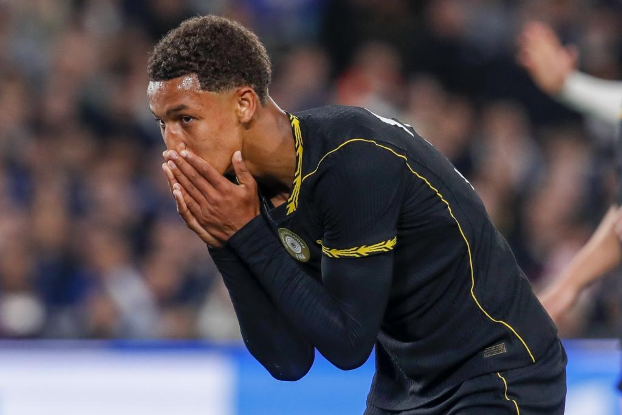Mahdi Nicoll-Jazuli gesticula en el partido ante el Tottenham. EFE